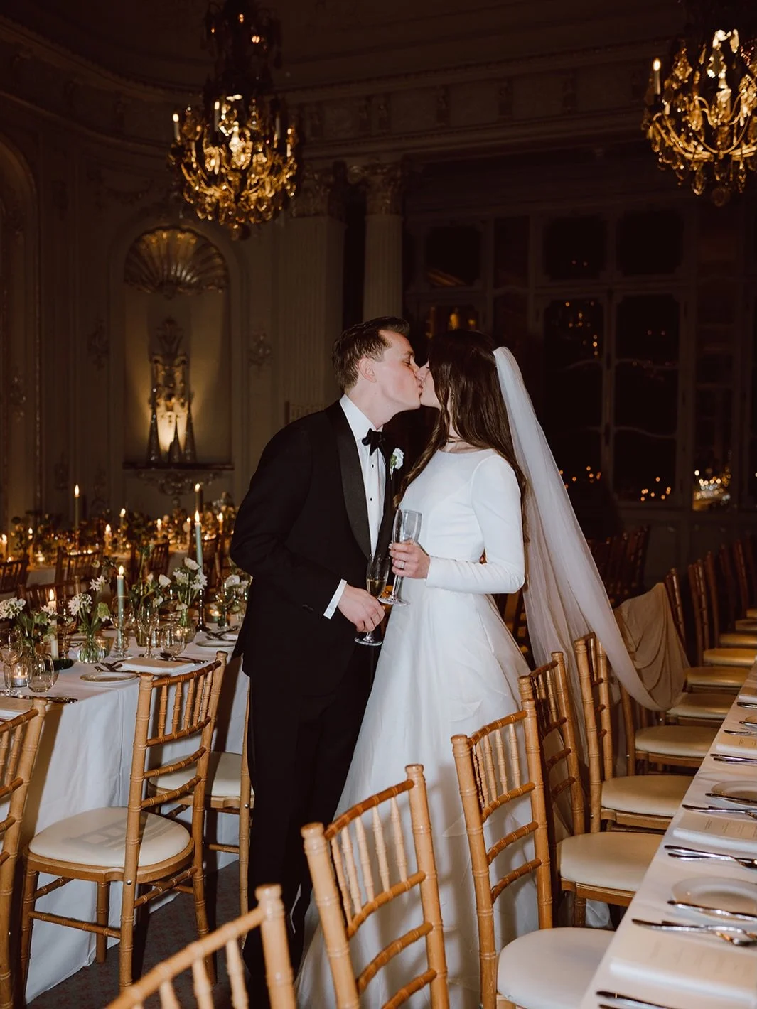 A throwback to this winter wedding in the city. A candlelit ceremony at the iconic @fitzroviachapel followed by celebrations at The Savile Club, an 18th Century house in the heart of Mayfair. 

A winter wedding in London will always be one of my favo