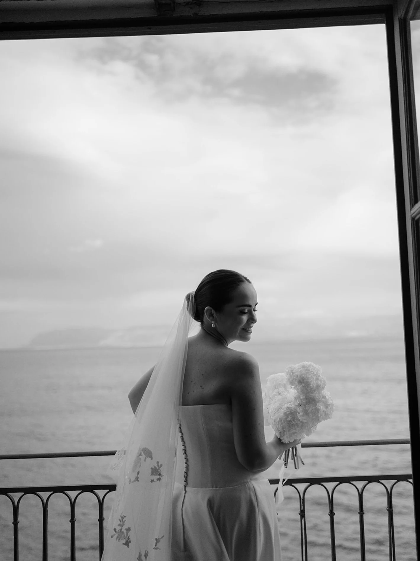 One of my favourites from this day. Our beautiful bride Anna before walking downstairs to say I do 🤍

Venue: @tonnaradiscopello 
Planner: @sofiagangieventiecompany 
Dress: @kyhabride 
Make up: @francescopaolocatalano 
Hair: @marietahairstyle 
Floris