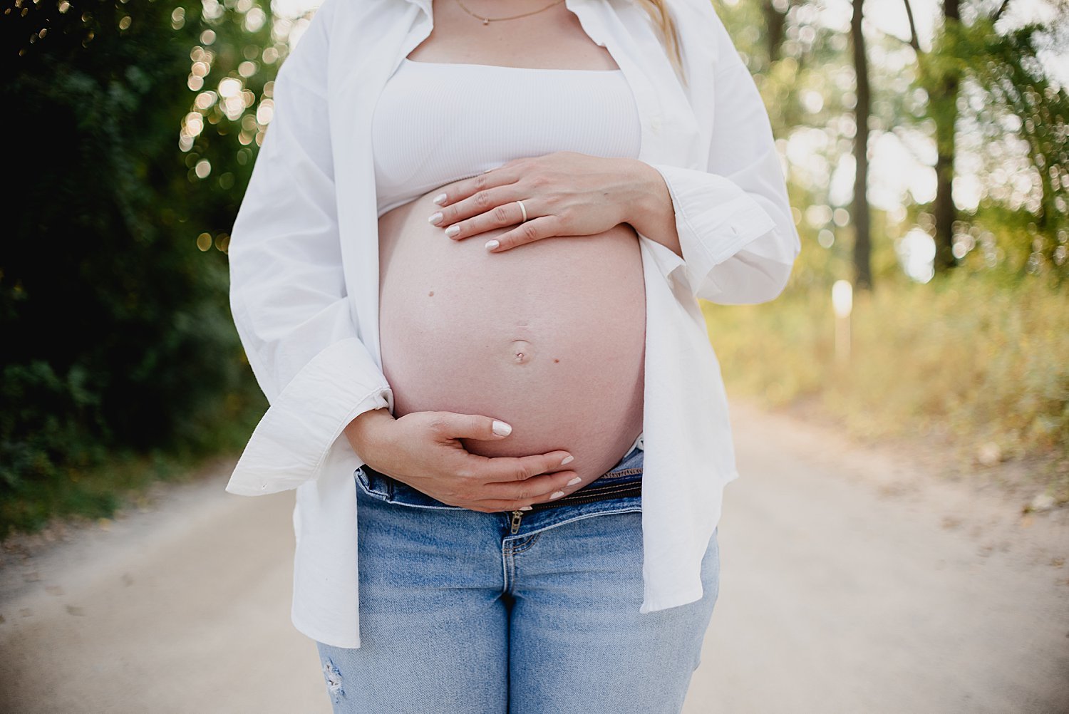 Maternity Session at Wellington Rotary Beach | Prince Edward County Wedding Photographer | Holly McMurter Photographs_0018.jpg