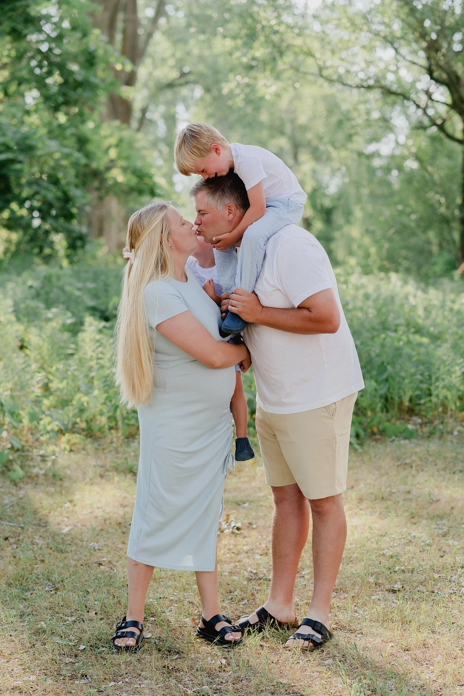 Wellington Beach Maternity Family Session | Prince Edward County Photographer | Holly McMurter Photographs_0008.jpg