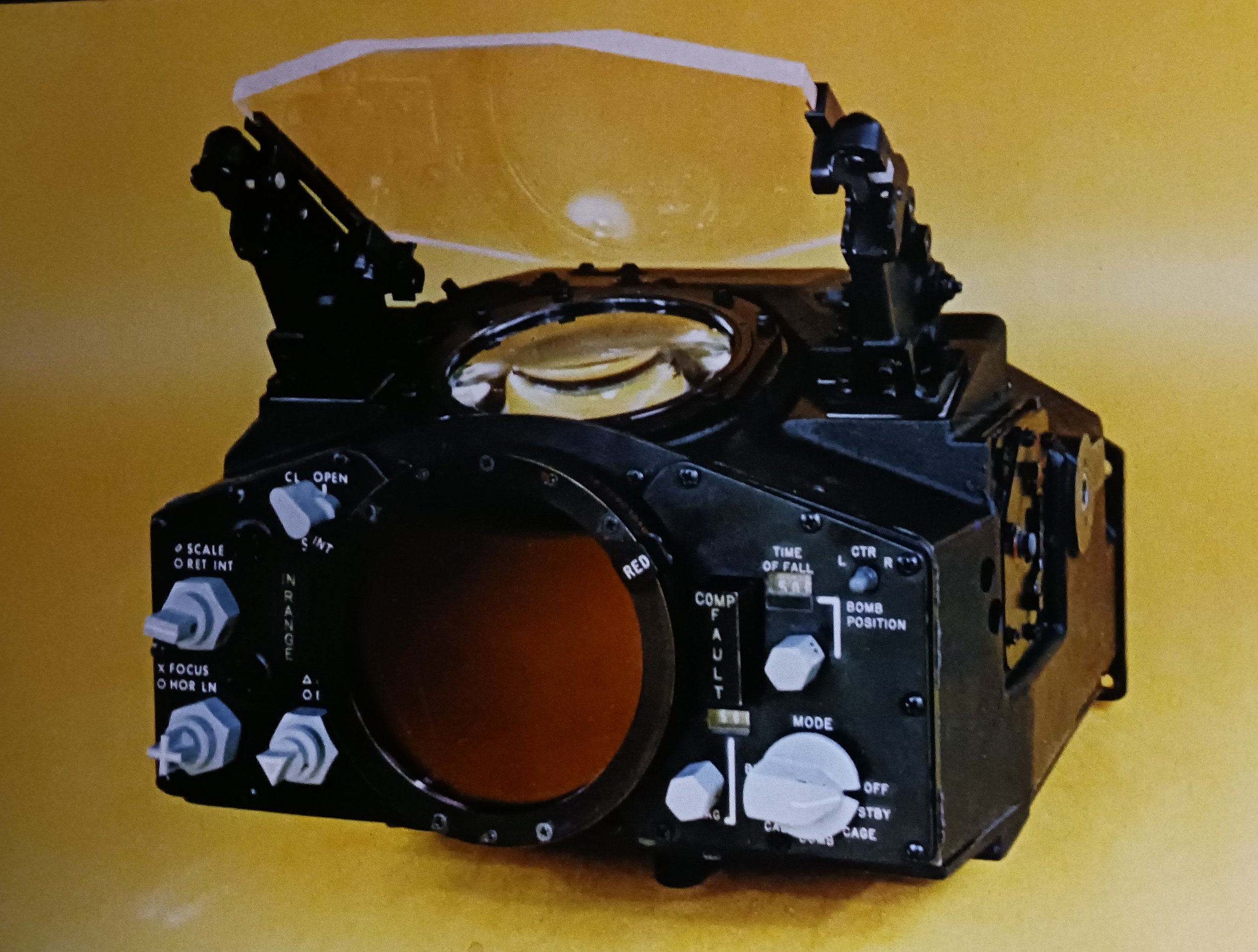 ge F4  gunsight optical display.jpg