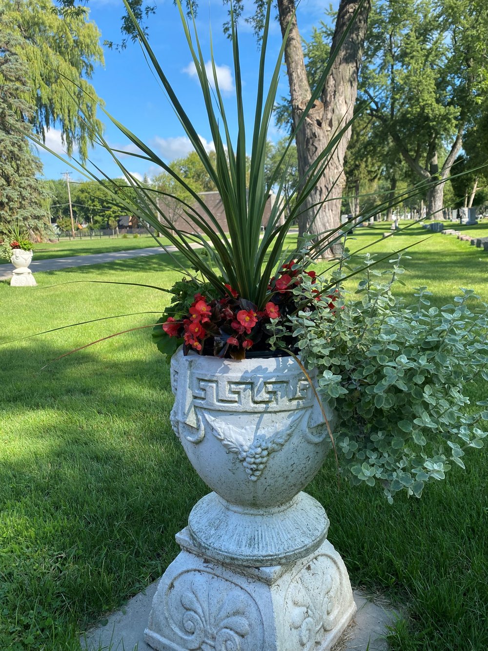 flower urn 2022-2.jpg