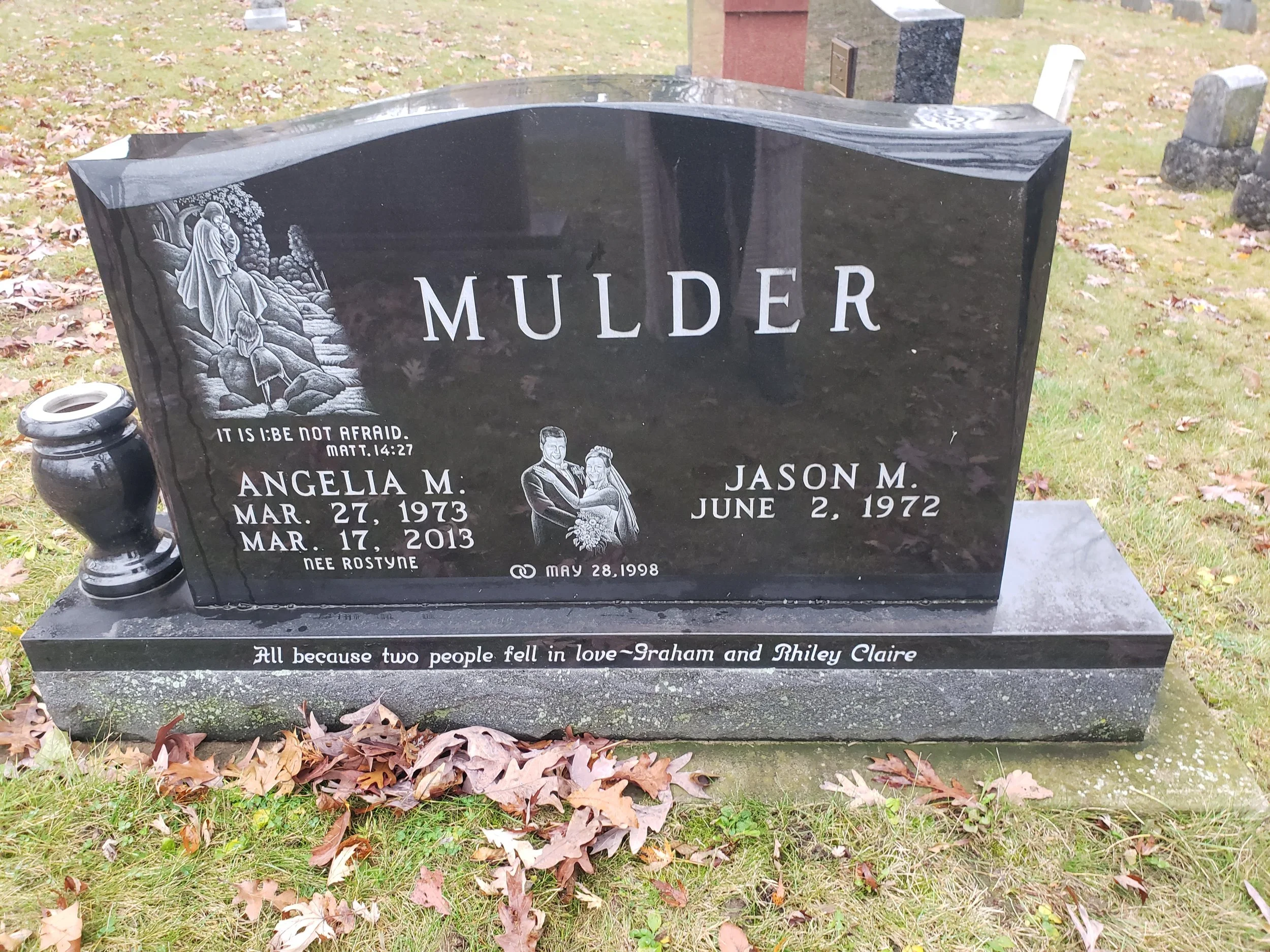 Upright granite vase Mulder.jpg