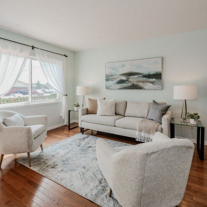 This move-in ready townhouse is now on the market!

📍17-120 Dudhope Ave

Listed &amp; Staged By: @topp.realtor