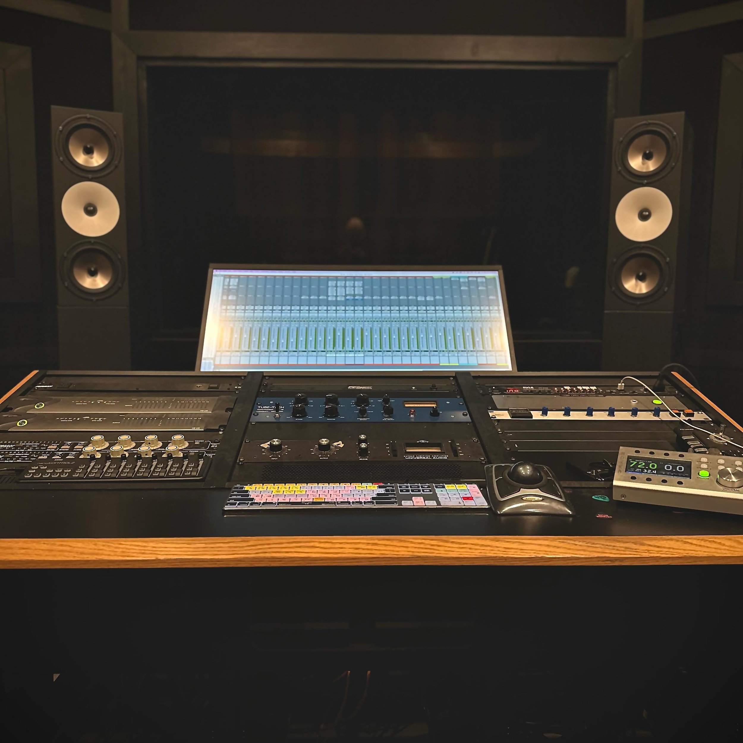 Studio vibes!

#recording #studio #mixing #producer #studiolife #recordingstudio #music