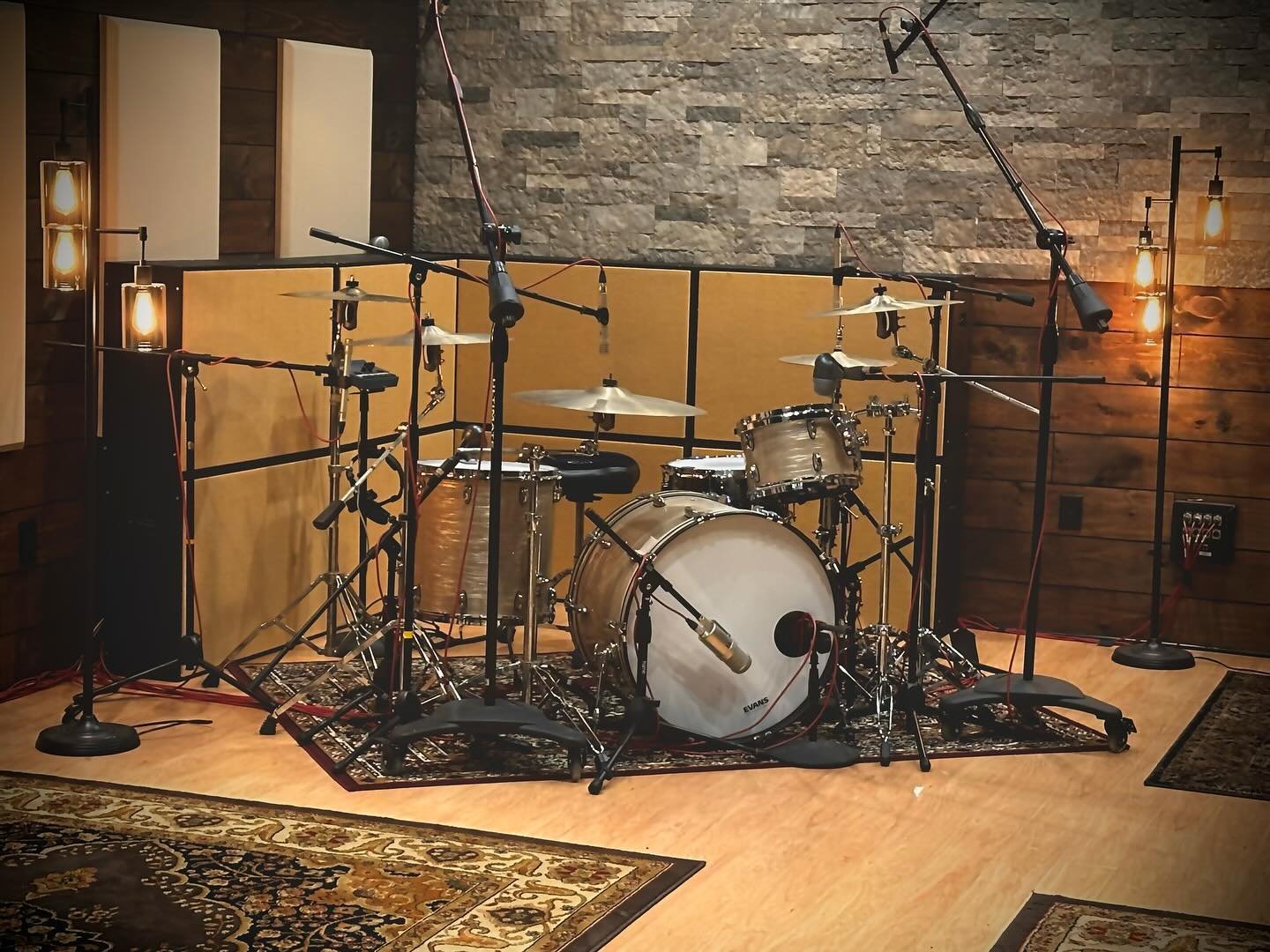 Drums 🥁

#drums #gretsch #zildjian #recording #studio #sudiolife #producer