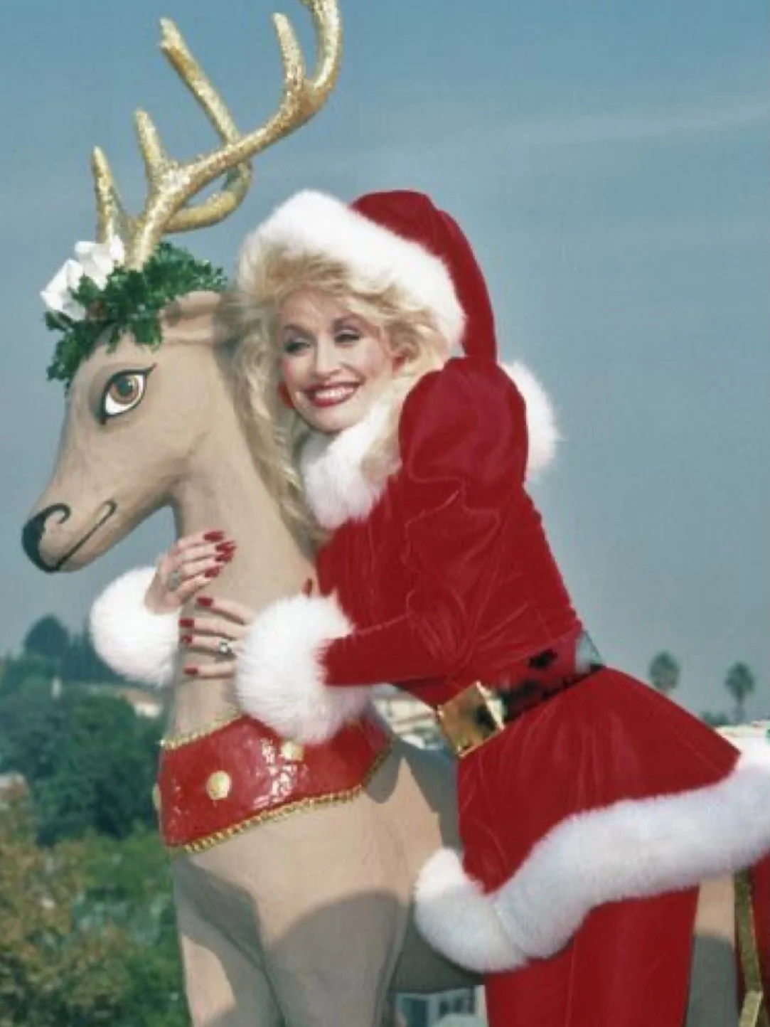 THIS WEEKEND ONLY 💃🏻
&bull;
&bull;
Book a Winterberry or Cherry Moon facial with @thesparoomlouisville 🙌🏼
&bull;
&bull;
Book one of our facial specials this weekend &amp; enjoy your holiday discount for any day in December. 〰️ You deserve treats 