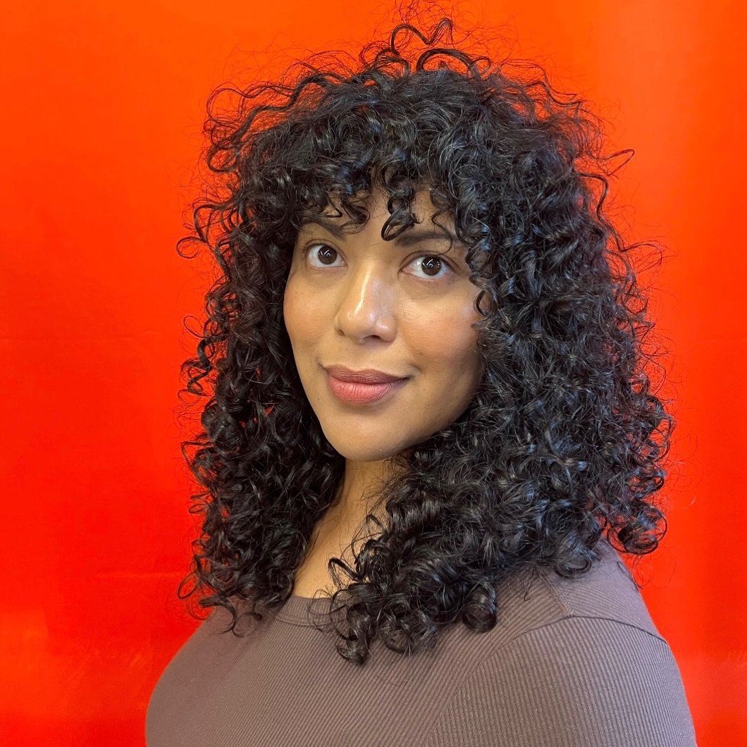 Yes, you want the bangs 🫶🏽✨
&bull;
&bull;
Who said curly hair can&rsquo;t have bangs? Probably someone boring. 💅🏽Advanced haircut + style with @innersenseorganicbeauty 🌱 by: our sweet &amp; magical @handstyledhannah 🍑
&bull;
&bull;
Book a hairc