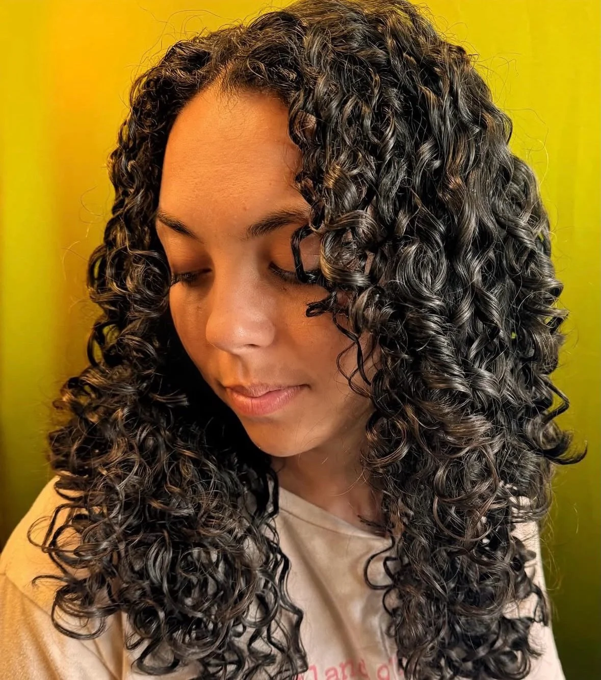 Switching it up 🪄
&bull;
&bull;
The magic of hydration aka water 💧 Come talk clean products with us. We could go on for days. 〰️ New shape, new style, same dreamy curls. ✨ Full crown treatment by: @scissor_wizzard 🌱
&bull;
&bull;
Curly hair. Befor