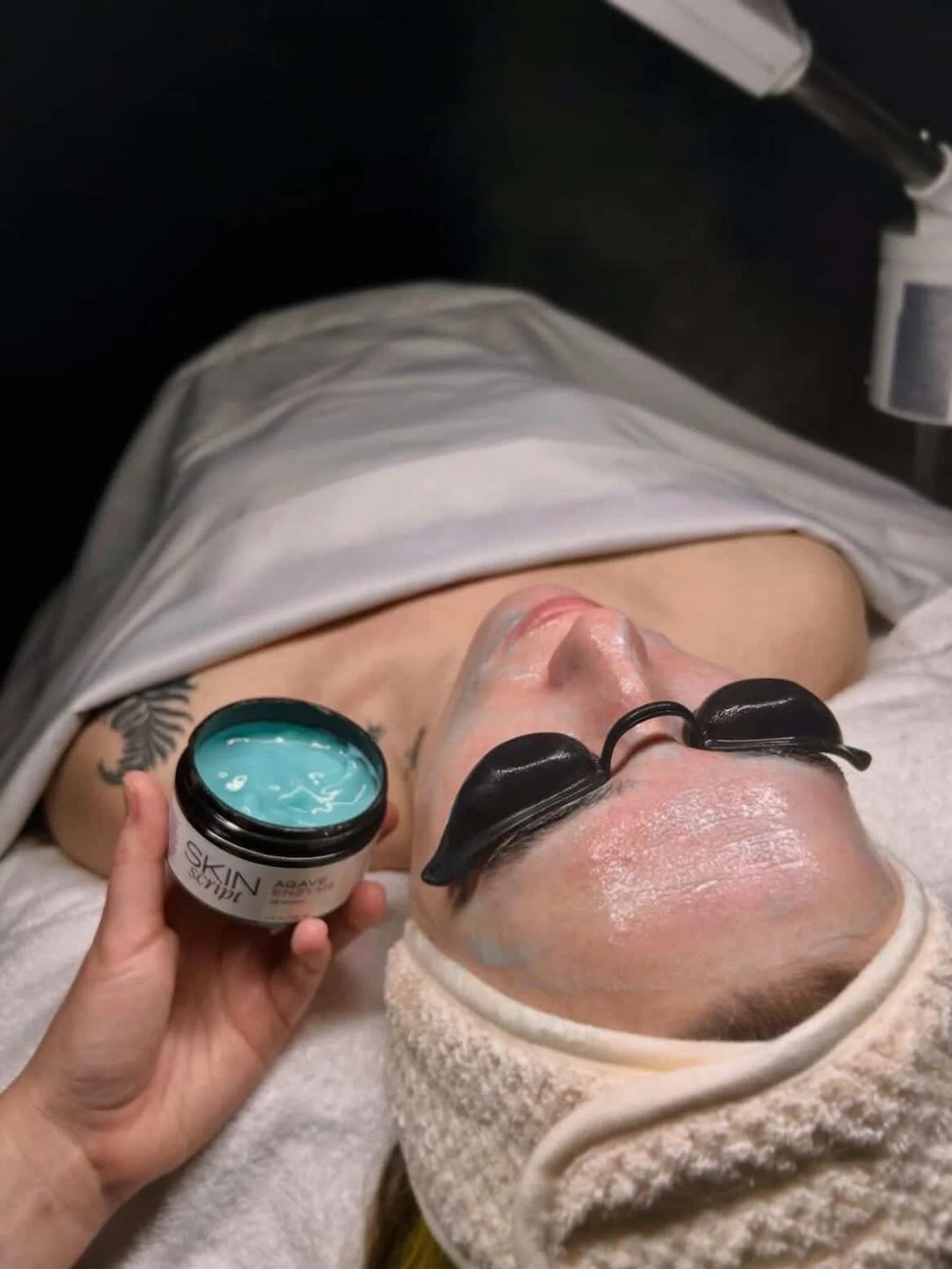 If you want to see real change in your skin, consistency is key ✨
&bull;
Enzymes + peels aren&rsquo;t a one-time magic trick ☝️ they&rsquo;re part of a routine babe. 🫶🏽Regularly scheduled facials that include targeted exfoliation treatments are how