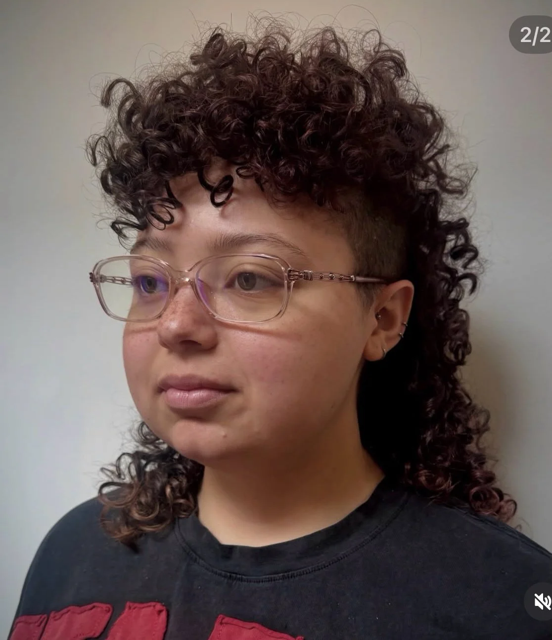 Curls 💚Mullets 🖤Curly Mullets 🫶🏽
&bull;
New cut + style by: @_savvyhairwitch_ 🌱
&bull;
&bull;
📍Maeda Salon Louisville Kentucky