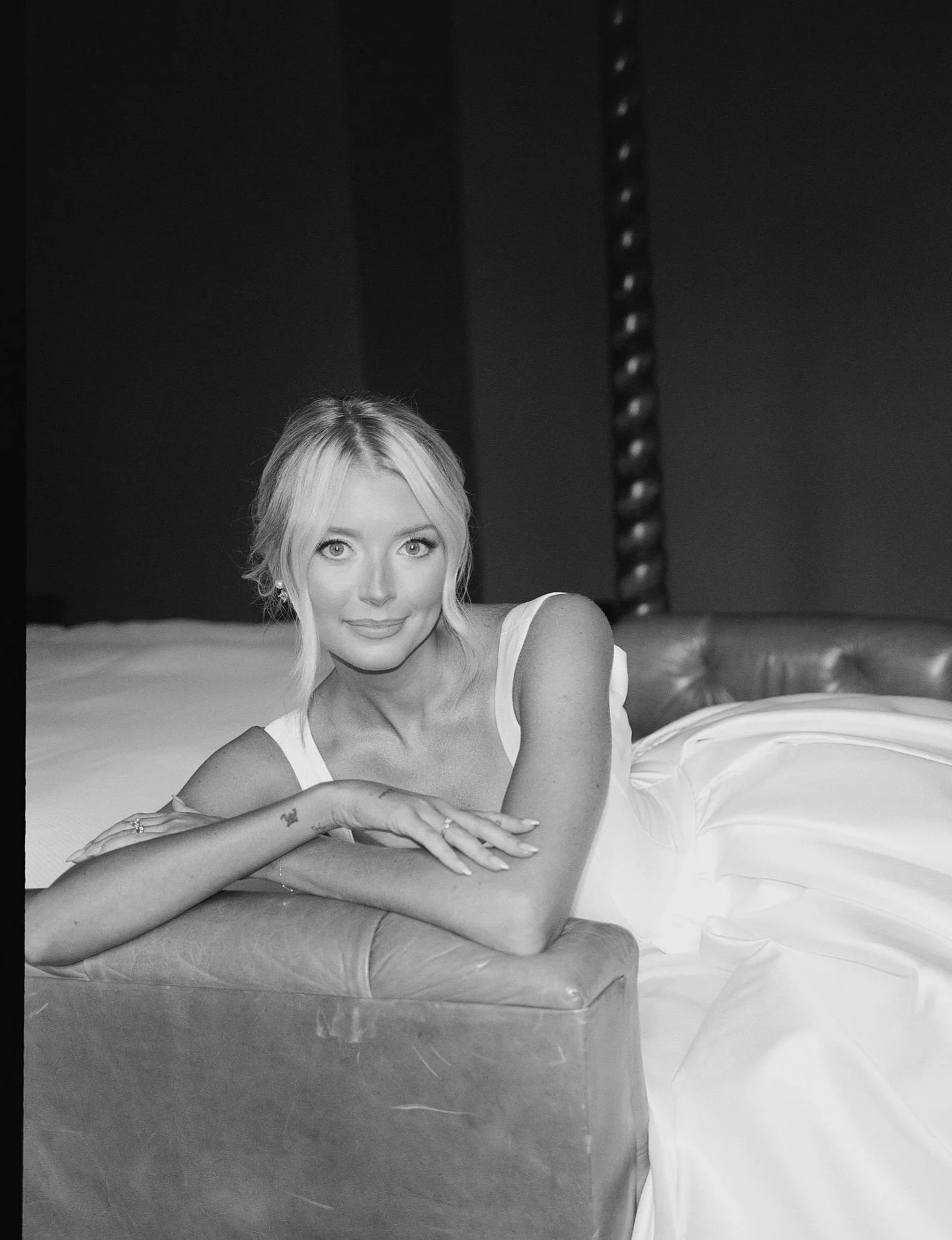 Twenty slides you can truly FEEL, each one completely unposed throughout the day ❤️&zwj;🔥 From getting ready with the girls in the morning to the artistic feel of the dance floor glowing at midnight 🕯️

Wedding day photos that are candid and unprom