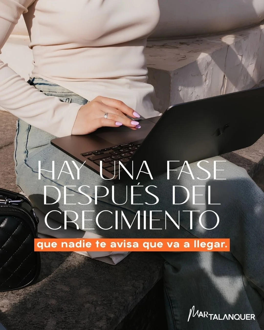 No es agotamiento. No es ingratitud. No es que hayas elegido mal.

Es que creciste m&aacute;s r&aacute;pido que tu contexto. Y lo que construiste ya no tiene el mismo techo que t&uacute;.

Eso que sientes no es una se&ntilde;al de que algo est&aacute