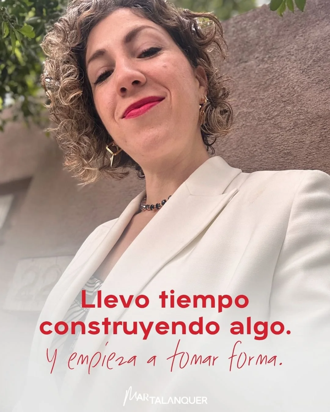 Este mes habl&eacute; del techo invisible. De las conversaciones que no existen en otros espacios. De la mujer que ya no necesita m&aacute;s contenido sino el entorno que la sostenga en quien ya es.

No fue casual.

Ten&iacute;a una direcci&oacute;n.