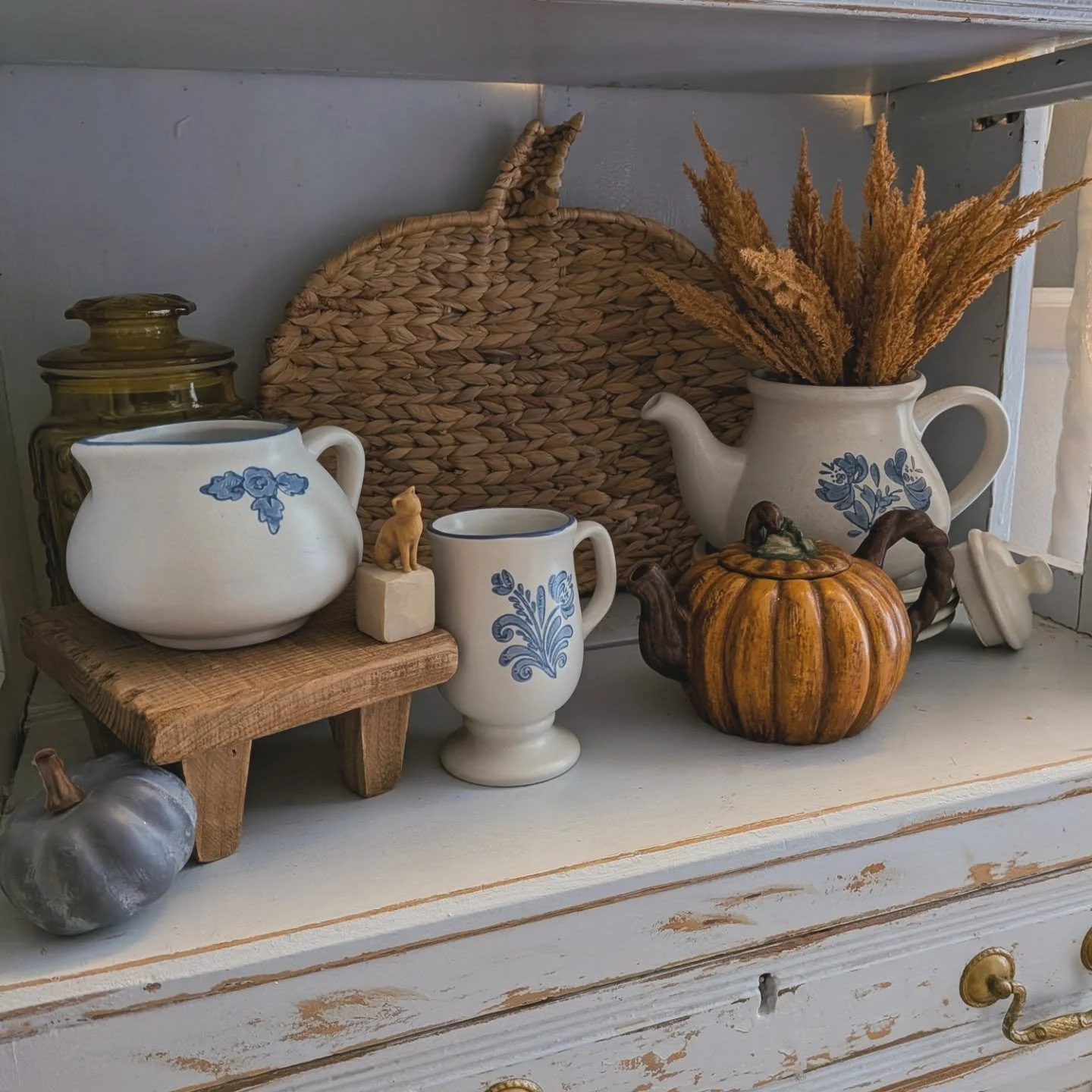 Decorating for fall this year included incorporating my love of blue and I think it turned out so great. My friend and YouTuber @tabbystreasuredhome is such a natural at decor and she totally understands my style. So thankful she brought my home into