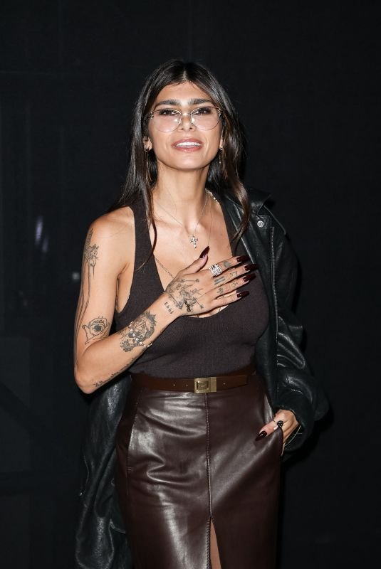 mia-khalifa-at-saint-laurent-womenswear-spring-summer-2024-show-in-paris-09-26-2023-6_thumbnail.jpg