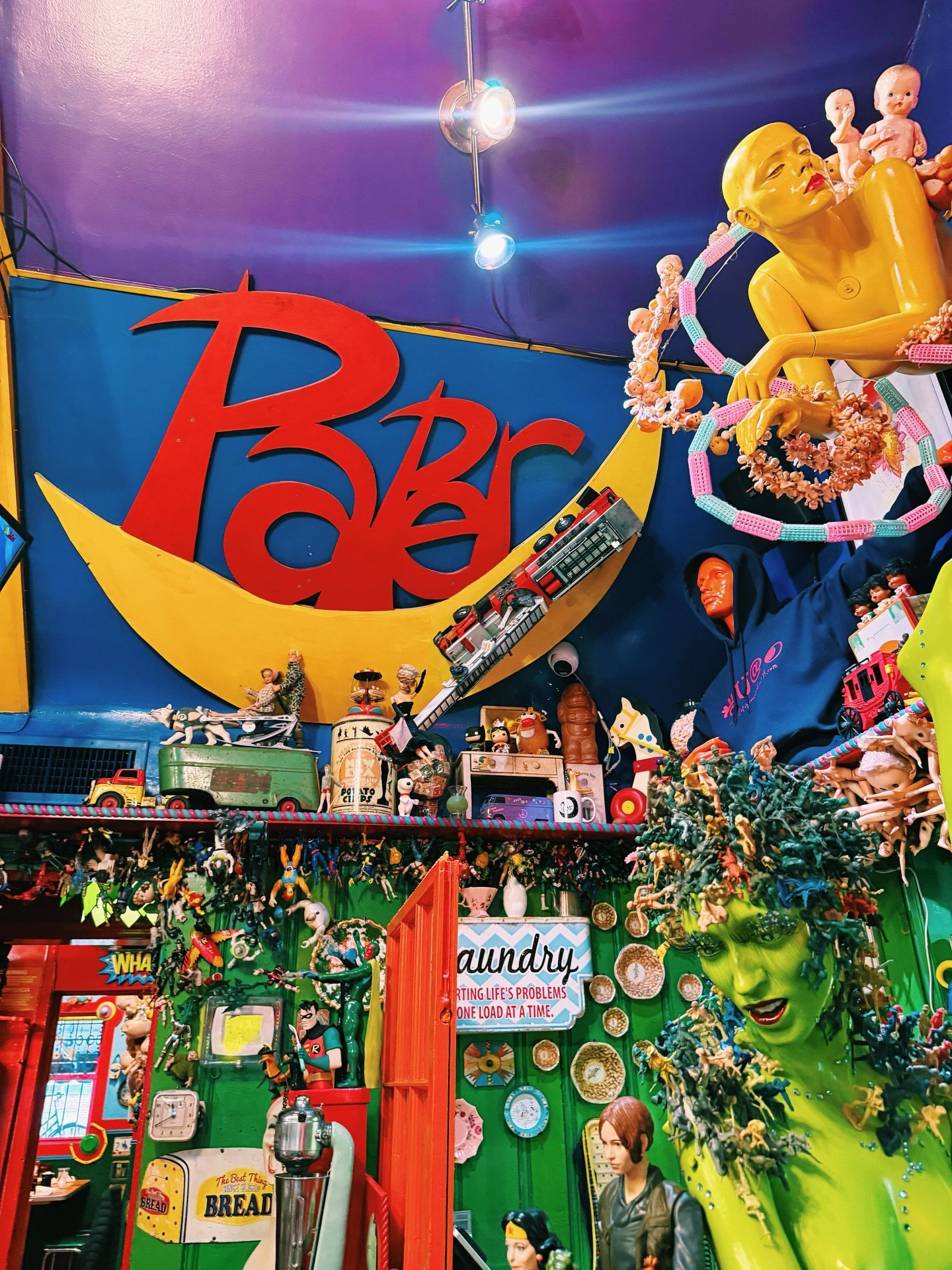 👁️❤️@🌙

Paper Moon Dinner is such a meaningful place to me. I&rsquo;ve been making just about everyone go here with me for over a decade now. 

It&rsquo;s&rsquo;s probably a big contributing factor for my love of color, kitch, &amp; weird. It influ