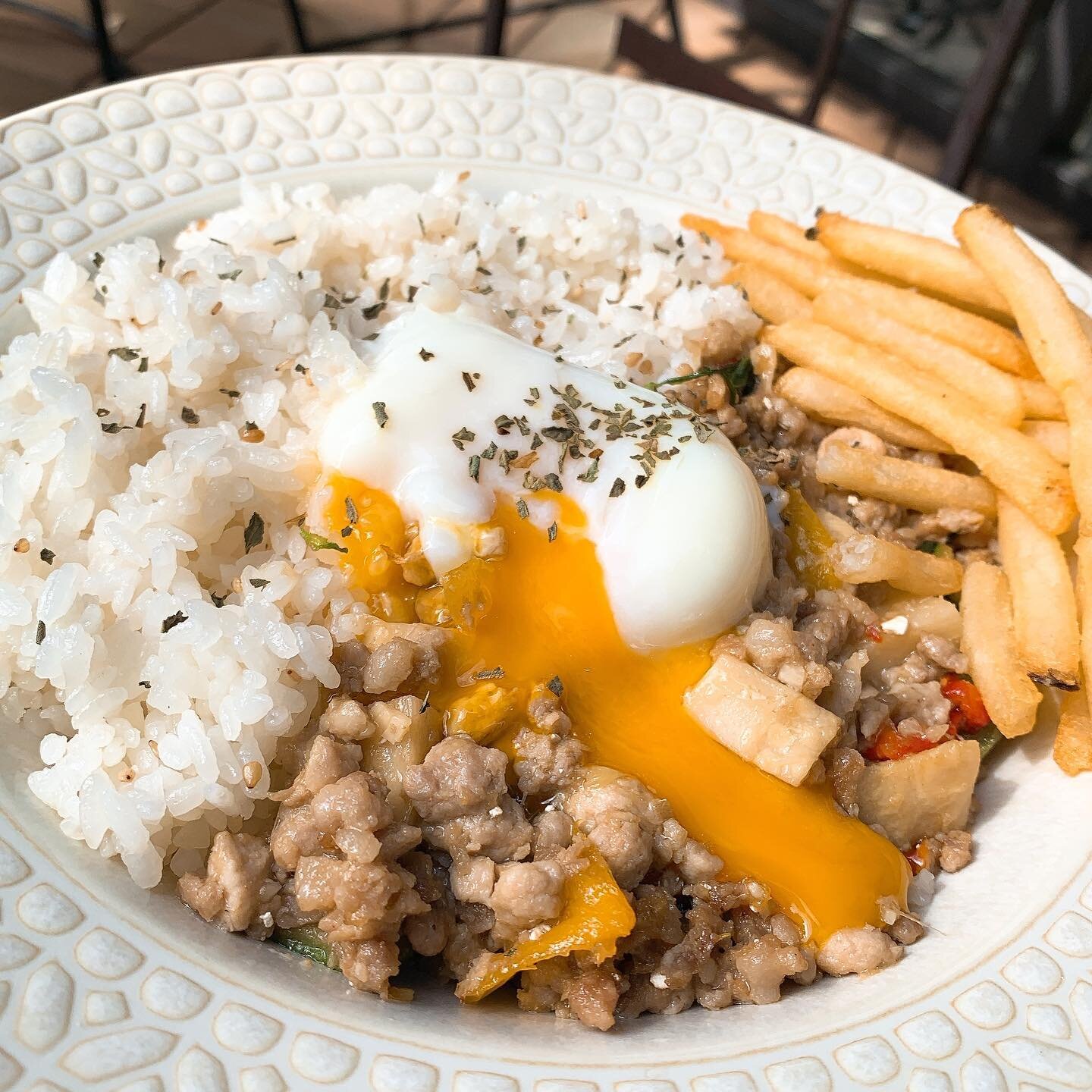 【時間限定🕰】

🥄New Lunch Menu🥄 
( from THE DECK CURRY)

「とろ〜り卵のガパオライス ランチ」&yen;1050 w/Drink

旨みと肉汁の大麦仕上三元豚超粗挽き、タケノコなどのゴロゴロ野菜、半熟地養卵、フレッシュバジルなどを贅沢に使ったガパオライス。
あえて辛みは一切加えずガパオ独特の香味感はやや抑えめに美味しく仕上げました。

THE DECK COFFEE &amp;PIE では11:30-15:00限定でライスメニューを提供しておりま