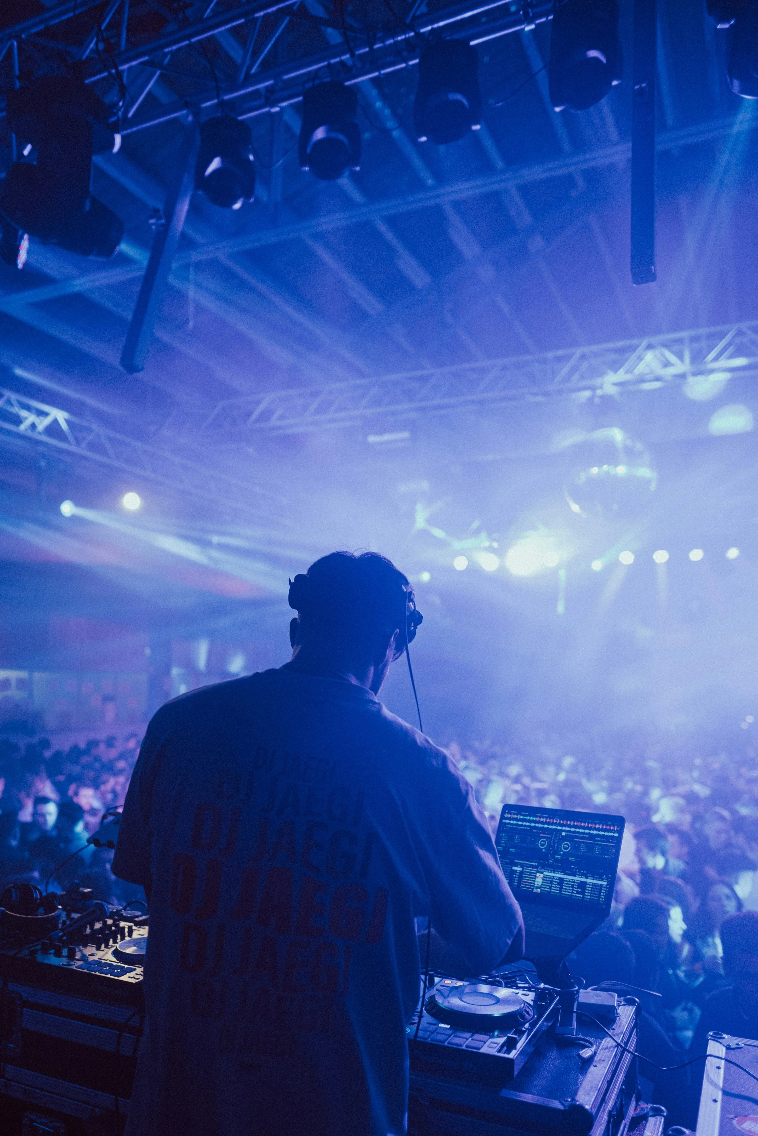 What's performing on social media in the music industry?