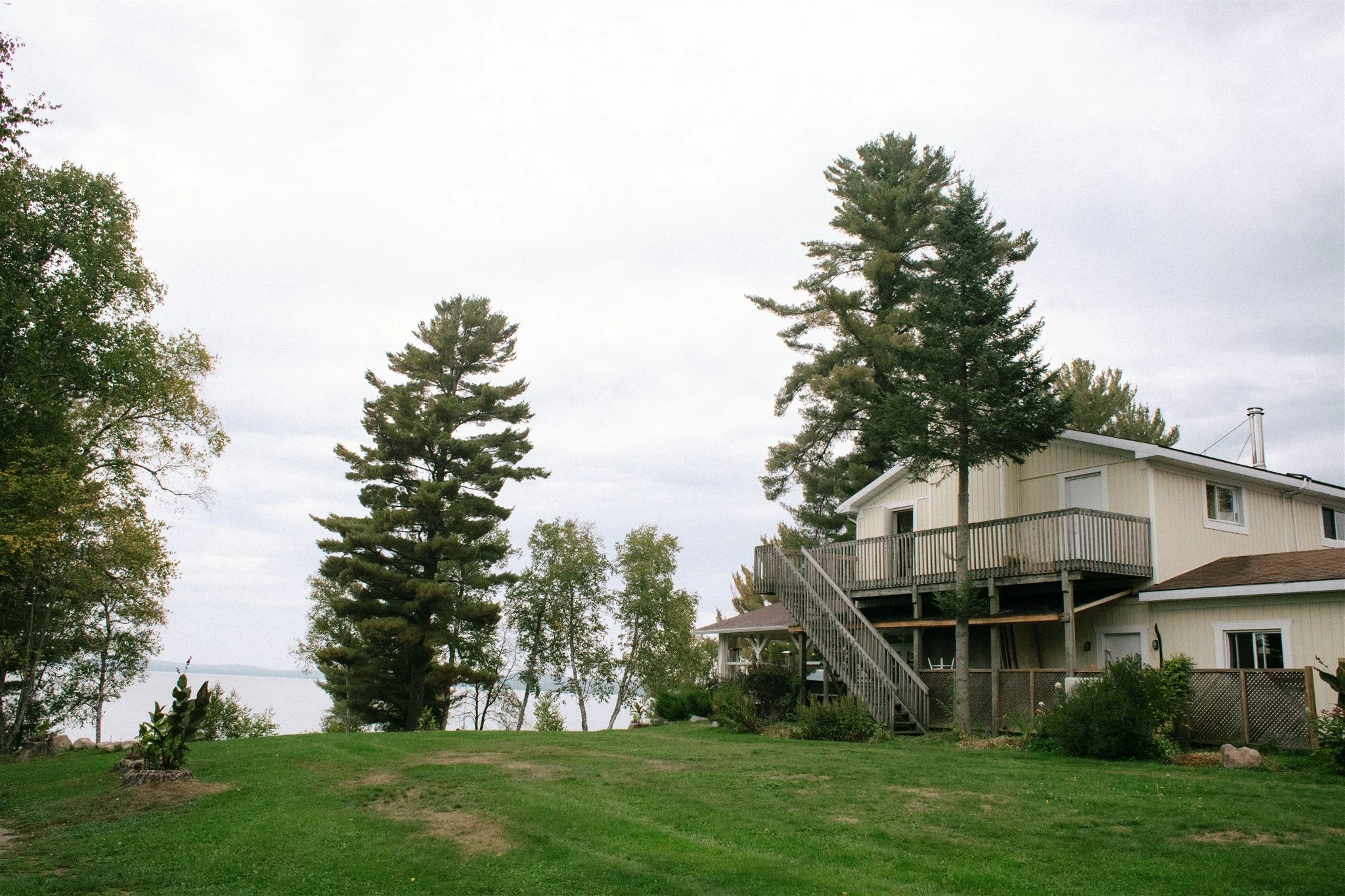 Exterior of Northridge Inn main wedding vuilding with the lake in the background