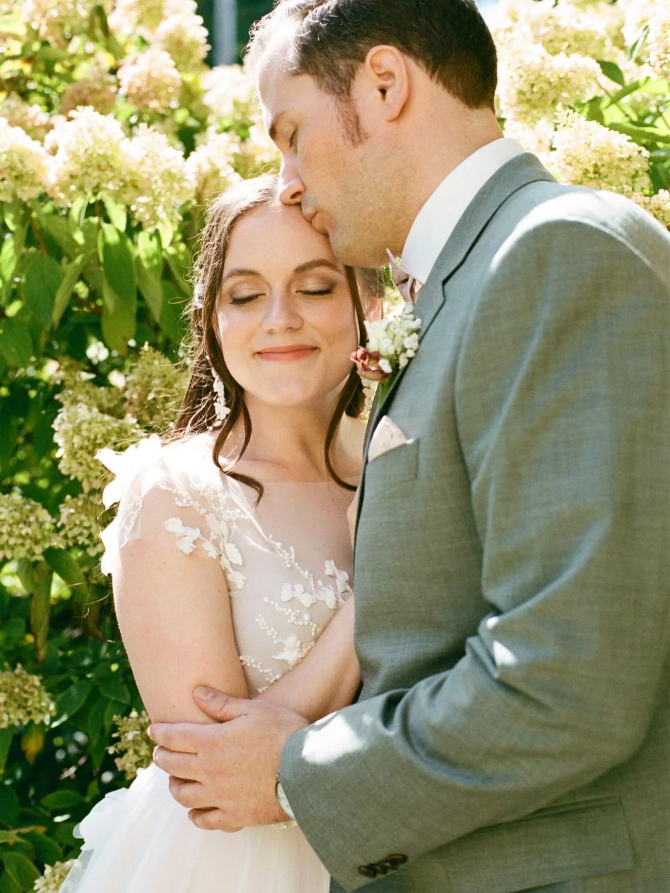 A Spring Creek Gavel wedding in Wiarton, surrounded by gardens and late summer light.

This day felt calm in the best way.
 Grounded.
 Full of ease.

One of my favourite parts of this work is building trust and creating space for people to be themsel