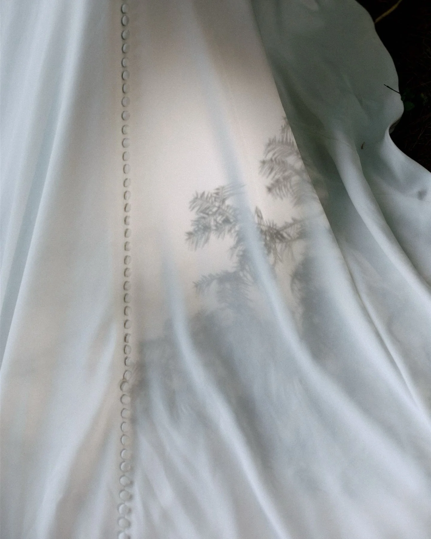 You won&rsquo;t remember everything from your wedding day.
The quiet details tend to fade first.
So I pay attention to them...
the small, unspoken moments that hold the day together.
At Northridge Inn, that&rsquo;s where most of the story lived.
Not 