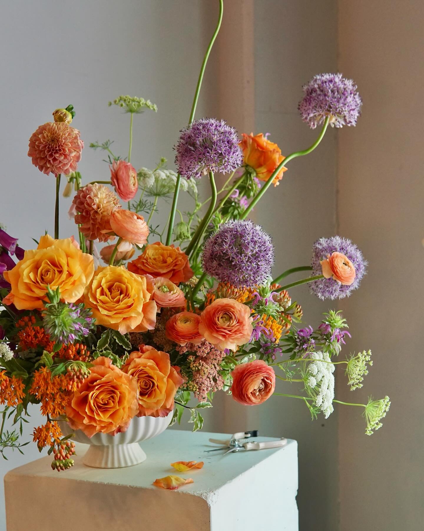 Shop scenes- experimenting with a new vessel from @accentdecorinc and having fun using the amazing textures coming in from our farm partners @blooms.jenny and @diamondhillfarm. 

#flowers #flowerstagram #floraldesign #flowershop #localflowers