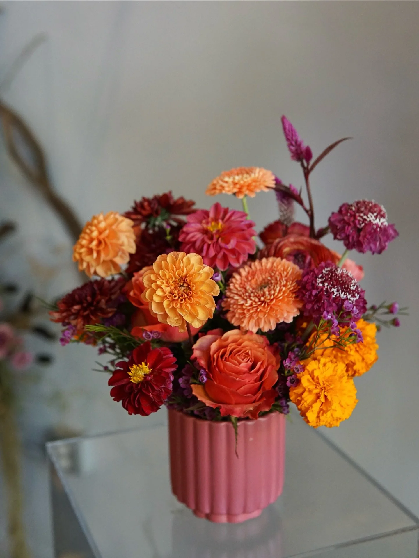 Soup weather has us feeling exxxxtra juicy 🍑🍇🍷🥀🔮 
#atlantaflowershop #fallflowers #floraldesign
