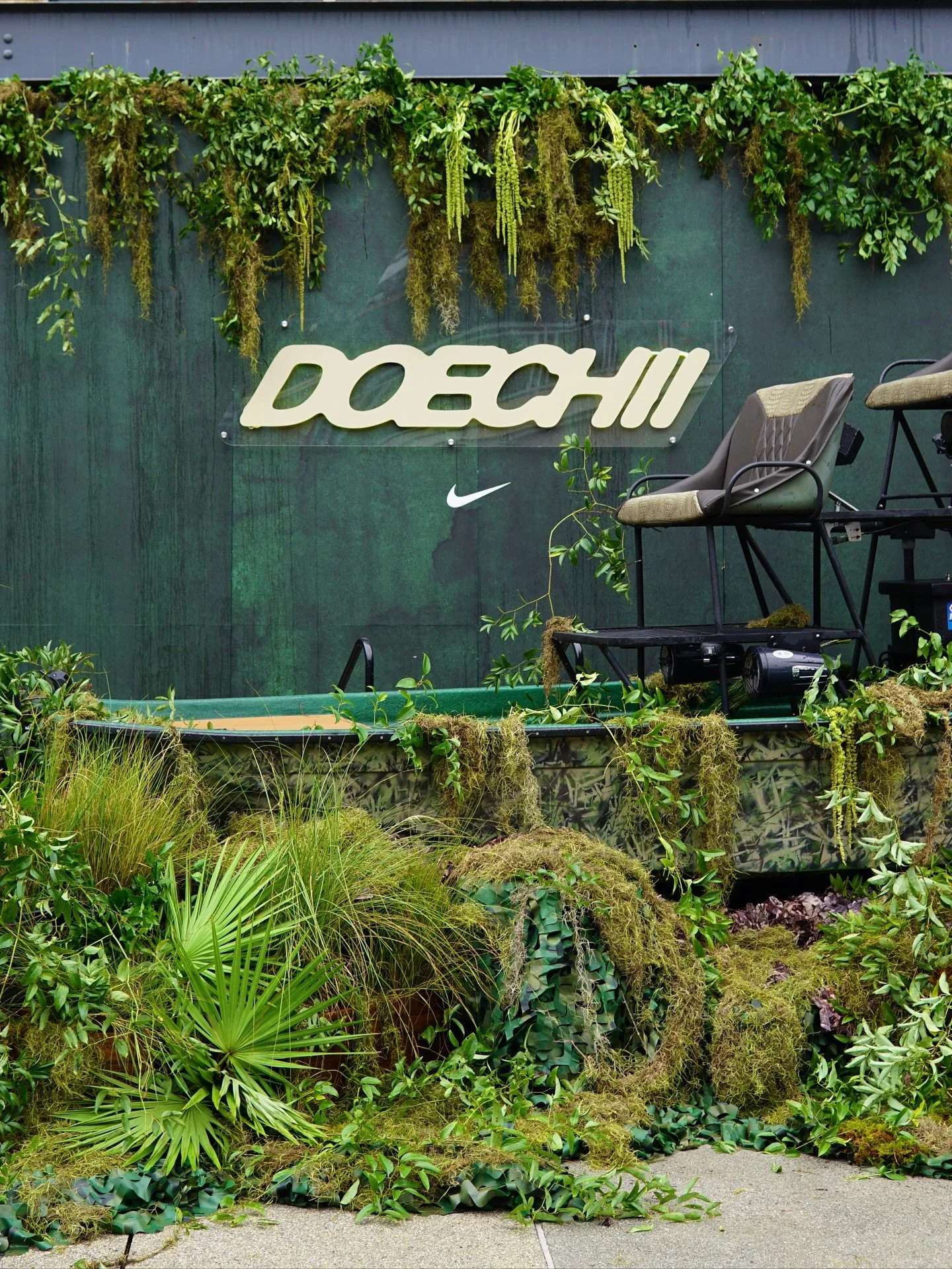 Honored to partner with @kindred.fyi for the sickest, swampiest @nike x @doechii event 🐊🌿💚 

With support from our favorite duo, the talented @drl.flwrs and @dia.n.art 🫶 

#floraldesign #eventdesign #setdesign #atlflorist #eventflowers