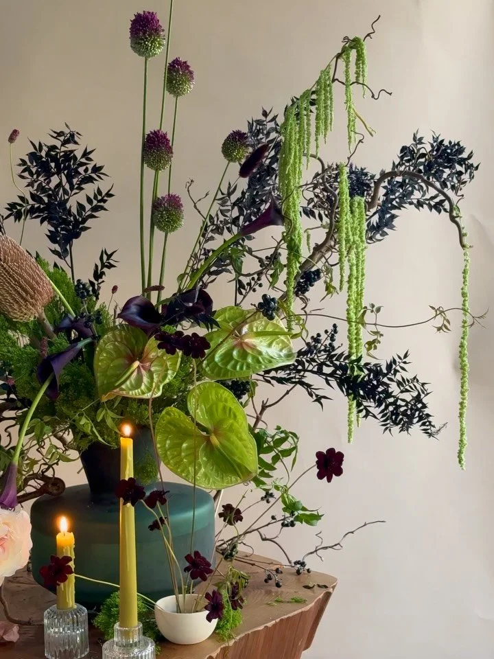 Just in time for @wickedmovie this weekend, we just had to run to @mayeshatlanta and have a bit of fun with the #mayeshwickedchallenge 

@mayeshwholesale for the win on the beautiful product 🩷💚

Styling by @mattsriley &amp; @bloomriot.florals 

#fl