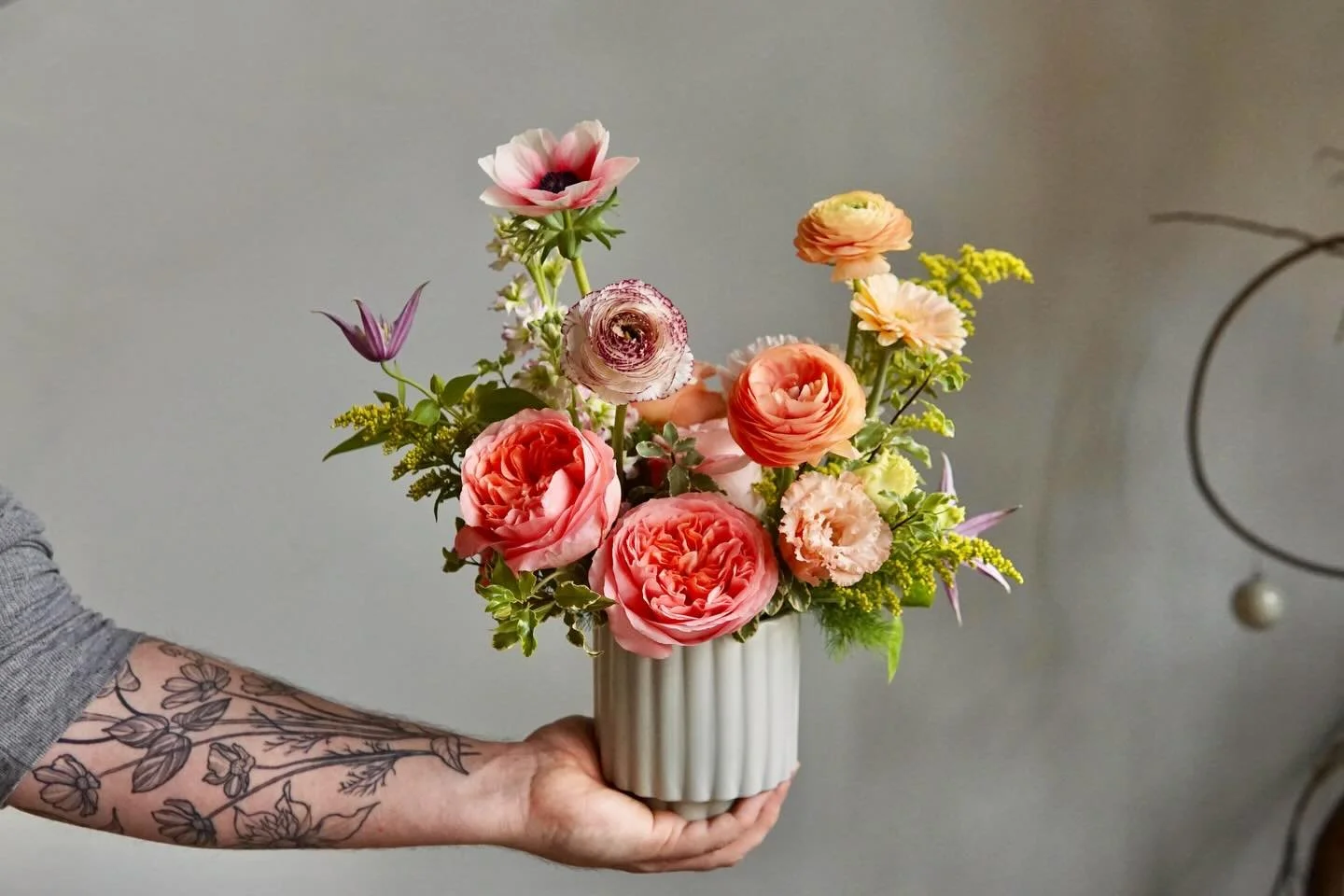 Spring has sprung in the studio today 🌷🪻🌼

After all the heaviness of winter textures it&rsquo;s so relaxing to return to the bouncier, gentler blooms of early spring 

Enjoyed using the first of the anemones &amp; ranunculus from @diamondhillfarm