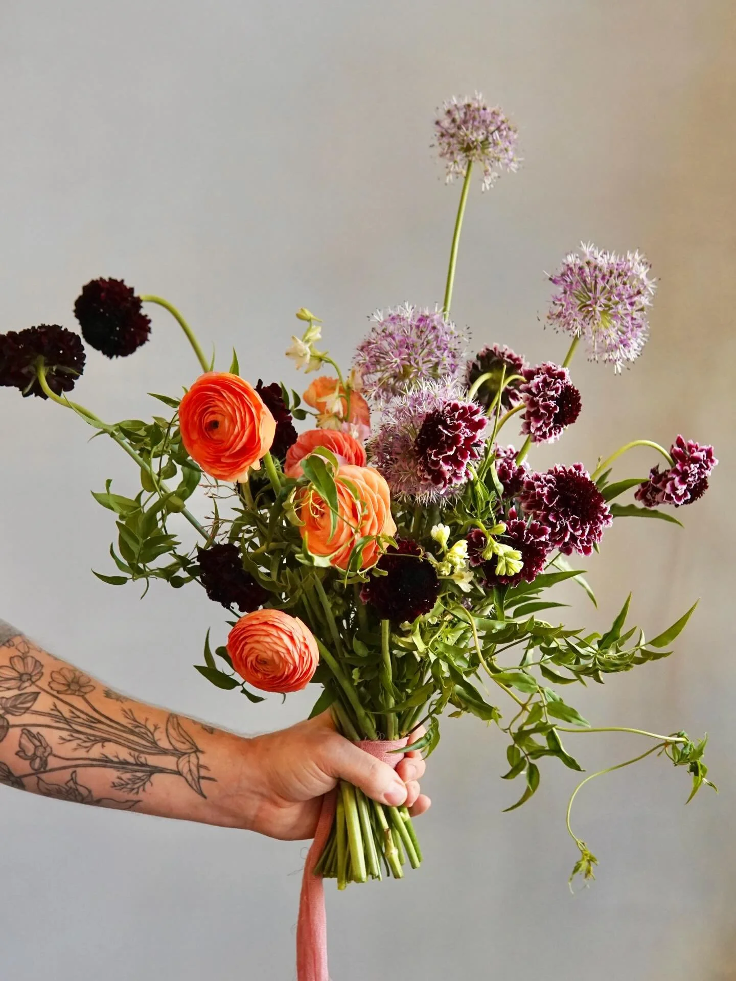 💜 Taking time to play in the studio with these gorgeous scabiosa, ranunculus &amp; alliums 💜

Can&rsquo;t decide favorites between the bouncy blooms of spring or the vibrant blooms of fall, but spring is definitely looking good right now!

#flowers