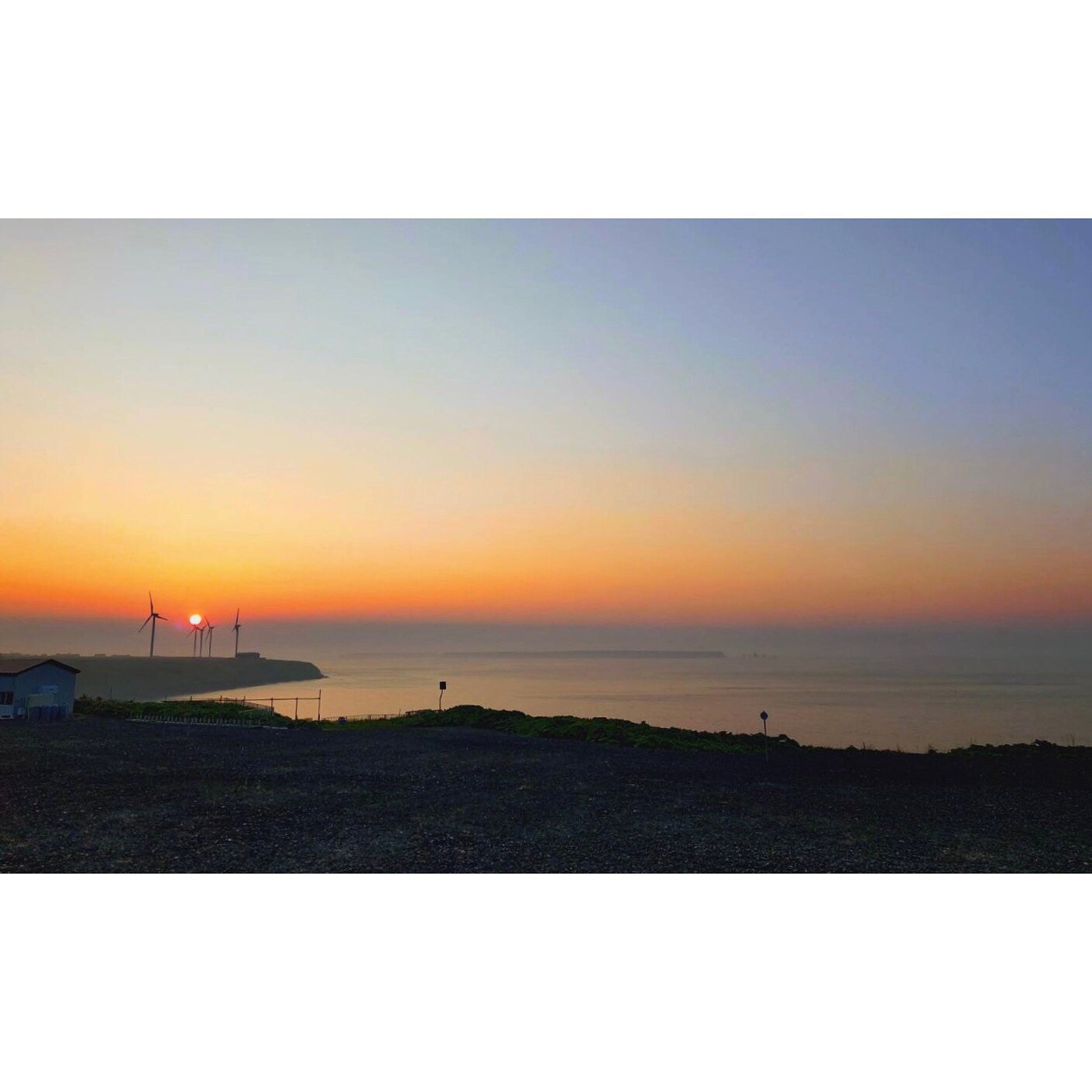 𝐓𝐨𝐝𝐚𝐲 𝐘𝐮𝐫𝐮𝐫𝐢
2025/06/19

Nemuro, Hokkaido, Japan
Photo by Mori Yasuko / Fisherman
Directed by Okada Atsushi

新刊『ユルリ島の馬』
発売：2025年４月25日
著者：岡田敦
発行：青幻舎

JRA賞馬事文化賞受賞
書籍『エピタフ 幻の島、ユルリの光跡』
刊行：2023年６月
著者：岡田敦
発行：インプレス

著者サイン入り発売中！
オンラインショップ「ユルリ島の馬 B