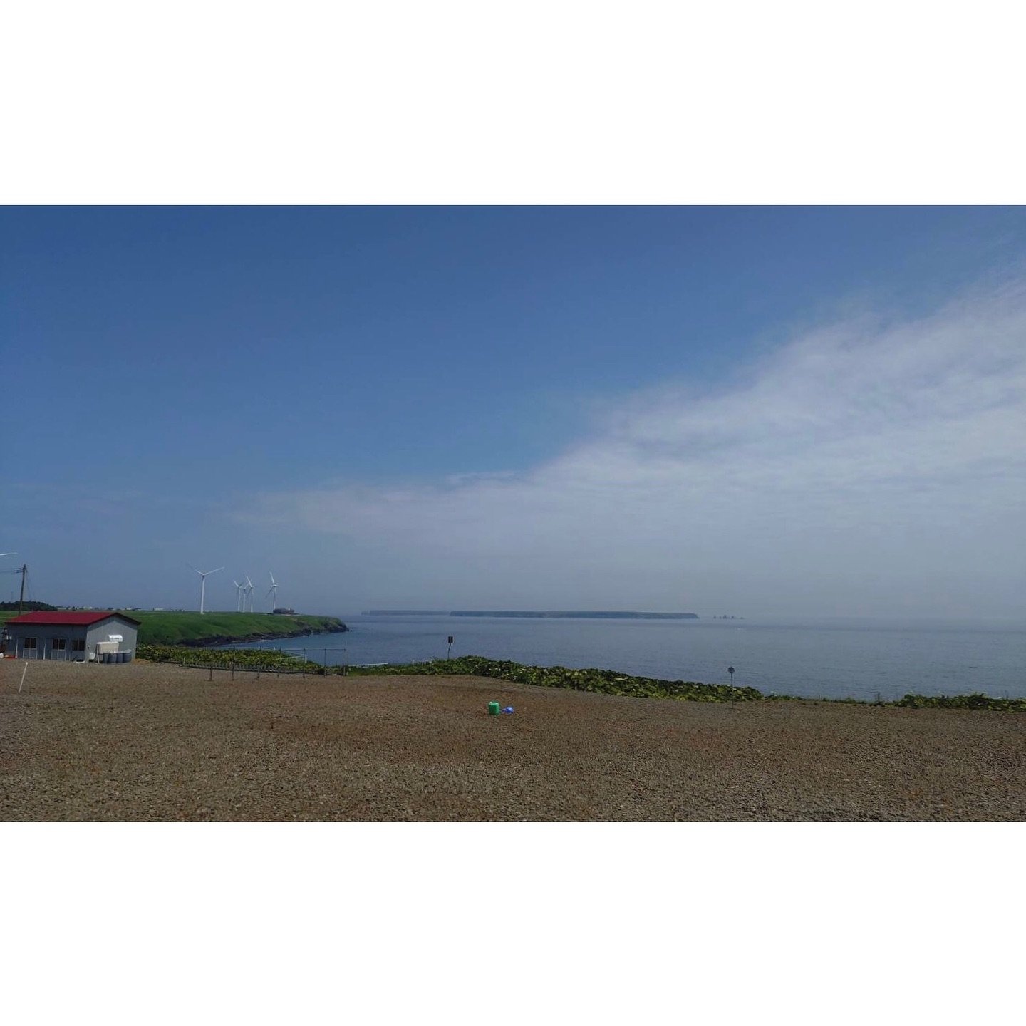 𝐓𝐨𝐝𝐚𝐲 𝐘𝐮𝐫𝐮𝐫𝐢
2025/07/01

Nemuro, Hokkaido, Japan
Photo by Mori Yasuko / Fisherman
Directed by Okada Atsushi

新刊『ユルリ島の馬』
刊行：2025年
著者：岡田敦
発行：青幻舎

JRA賞馬事文化賞受賞作
書籍『エピタフ 幻の島、ユルリの光跡』
刊行：2023年
著者：岡田敦
発行：インプレス

直筆サイン入り発売中！
オンラインショップ「ユルリ島の馬 BASE」
h