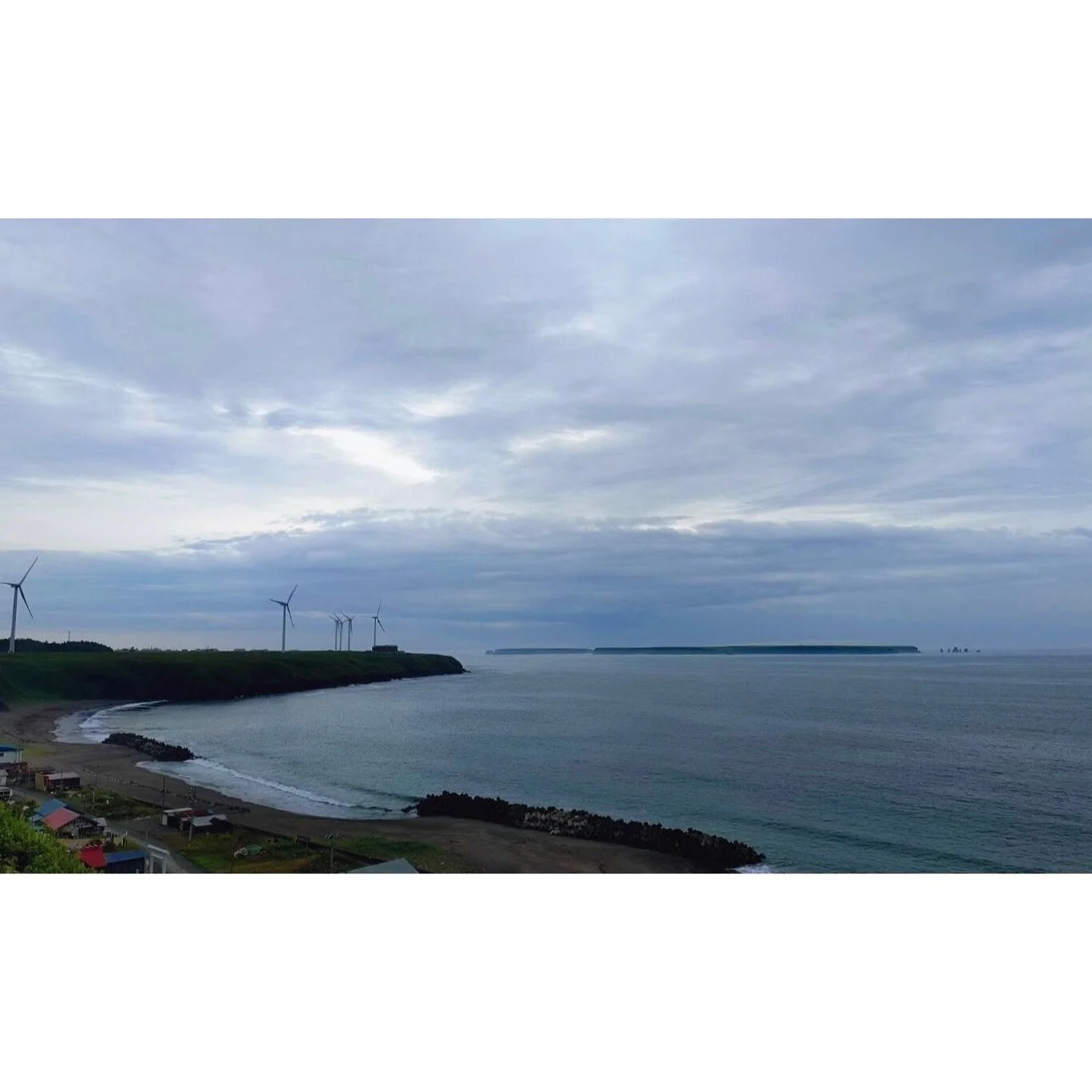 𝐓𝐨𝐝𝐚𝐲 𝐘𝐮𝐫𝐮𝐫𝐢
2025/08/07

Nemuro, Hokkaido, Japan
Photo by Mori Yasuko / Fisherman
Directed by Okada Atsushi

新刊『ユルリ島の馬』
刊行：2025年
著者：岡田敦
発行：青幻舎

JRA賞馬事文化賞受賞作
書籍『エピタフ 幻の島、ユルリの光跡』
刊行：2023年
著者：岡田敦
発行：インプレス

直筆サイン入り発売中！
オンラインショップ「ユルリ島の馬 BASE」
h
