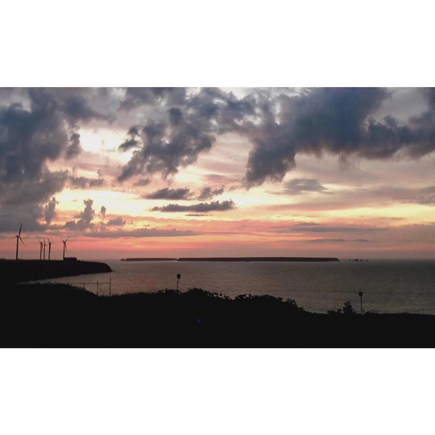 𝐓𝐨𝐝𝐚𝐲 𝐘𝐮𝐫𝐮𝐫𝐢
2025/08/19

Nemuro, Hokkaido, Japan
Photo by Mori Yasuko / Fisherman
Directed by Okada Atsushi

新刊『ユルリ島の馬』
刊行：2025年
著者：岡田敦
発行：青幻舎

JRA賞馬事文化賞受賞作
書籍『エピタフ 幻の島、ユルリの光跡』
刊行：2023年
著者：岡田敦
発行：インプレス

直筆サイン入り発売中！
オンラインショップ「ユルリ島の馬 BASE」
h