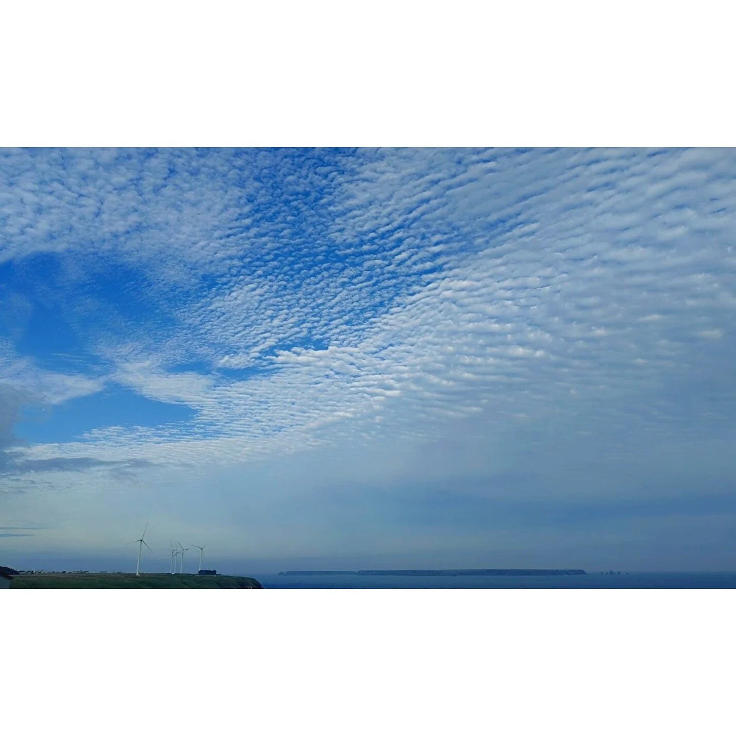 𝐓𝐨𝐝𝐚𝐲 𝐘𝐮𝐫𝐮𝐫𝐢
2025/09/07

Nemuro, Hokkaido, Japan
Photo by Mori Yasuko / Fisherman
Directed by Okada Atsushi

新刊『ユルリ島の馬』
刊行：2025年
著者：岡田敦
発行：青幻舎

JRA賞馬事文化賞受賞作
書籍『エピタフ 幻の島、ユルリの光跡』
刊行：2023年
著者：岡田敦
発行：インプレス

直筆サイン入り発売中！
オンラインショップ「ユルリ島の馬 BASE」
h