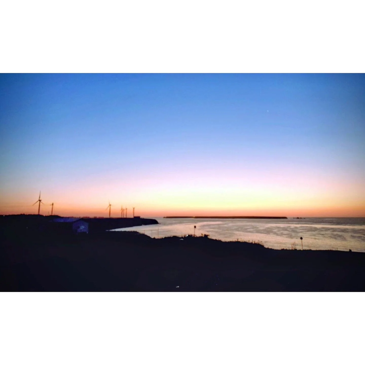 𝐓𝐨𝐝𝐚𝐲 𝐘𝐮𝐫𝐮𝐫𝐢
2025/09/15

Nemuro, Hokkaido, Japan
Photo by Mori Yasuko / Fisherman
Directed by Okada Atsushi

新刊『ユルリ島の馬』
刊行：2025年
著者：岡田敦
発行：青幻舎

JRA賞馬事文化賞受賞作
書籍『エピタフ 幻の島、ユルリの光跡』
刊行：2023年
著者：岡田敦
発行：インプレス

直筆サイン入り発売中！
オンラインショップ「ユルリ島の馬 BASE」
h