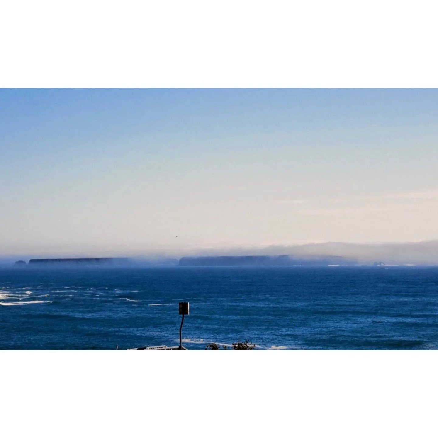 𝐓𝐨𝐝𝐚𝐲 𝐘𝐮𝐫𝐮𝐫𝐢
2025/09/26

Nemuro, Hokkaido, Japan
Photo by Mori Yasuko / Fisherman
Directed by Okada Atsushi

新刊『ユルリ島の馬』
刊行：2025年
著者：岡田敦
発行：青幻舎

JRA賞馬事文化賞受賞作
書籍『エピタフ 幻の島、ユルリの光跡』
刊行：2023年
著者：岡田敦
発行：インプレス

直筆サイン入り発売中！
オンラインショップ「ユルリ島の馬 BASE」
h