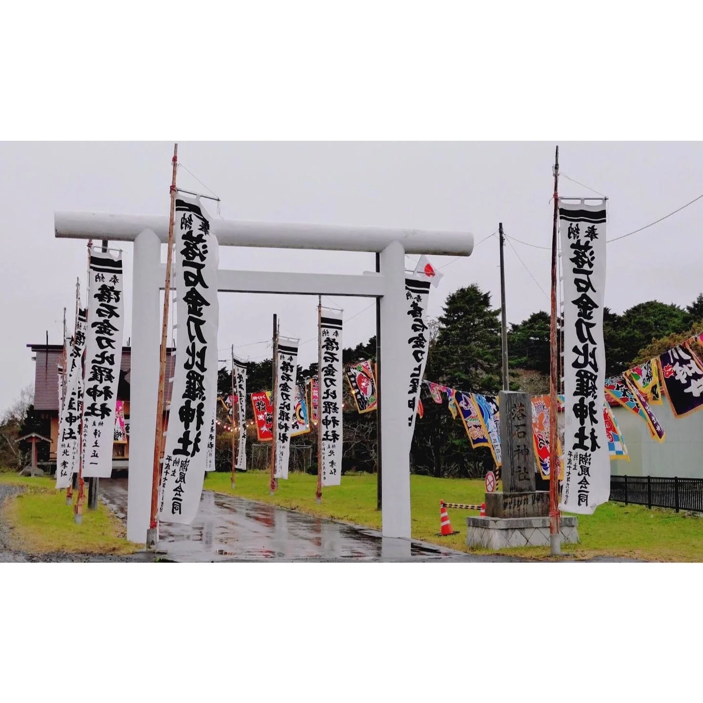 𝐓𝐨𝐝𝐚𝐲 𝐘𝐮𝐫𝐮𝐫𝐢
2025/09/29

Nemuro, Hokkaido, Japan
Photo by Mori Yasuko / Fisherman
Directed by Okada Atsushi

新刊『ユルリ島の馬』
刊行：2025年
著者：岡田敦
発行：青幻舎

JRA賞馬事文化賞受賞作
書籍『エピタフ 幻の島、ユルリの光跡』
刊行：2023年
著者：岡田敦
発行：インプレス

直筆サイン入り発売中！
オンラインショップ「ユルリ島の馬 BASE」
h