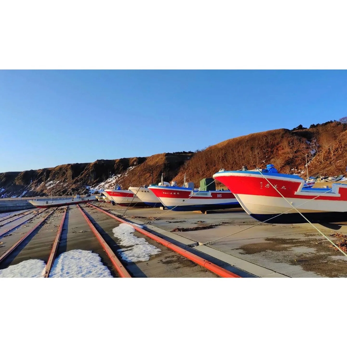 𝐓𝐨𝐝𝐚𝐲 𝐘𝐮𝐫𝐮𝐫𝐢
2026/03/20

Nemuro, Hokkaido, Japan
Photo by Mori Yasuko / Fisherman
Directed by Okada Atsushi

◇ 写真展「ユルリ島の馬」
9月18日（金）- 9月23日（水）
富士フイルムフォトサロン 札幌

10月30日（金）- 11月12日（木）
富士フイルムフォトサロン 大阪

&ndash;

◇ JRA賞馬事文化賞受賞作
書籍『エピタフ 幻の島、ユルリの光跡