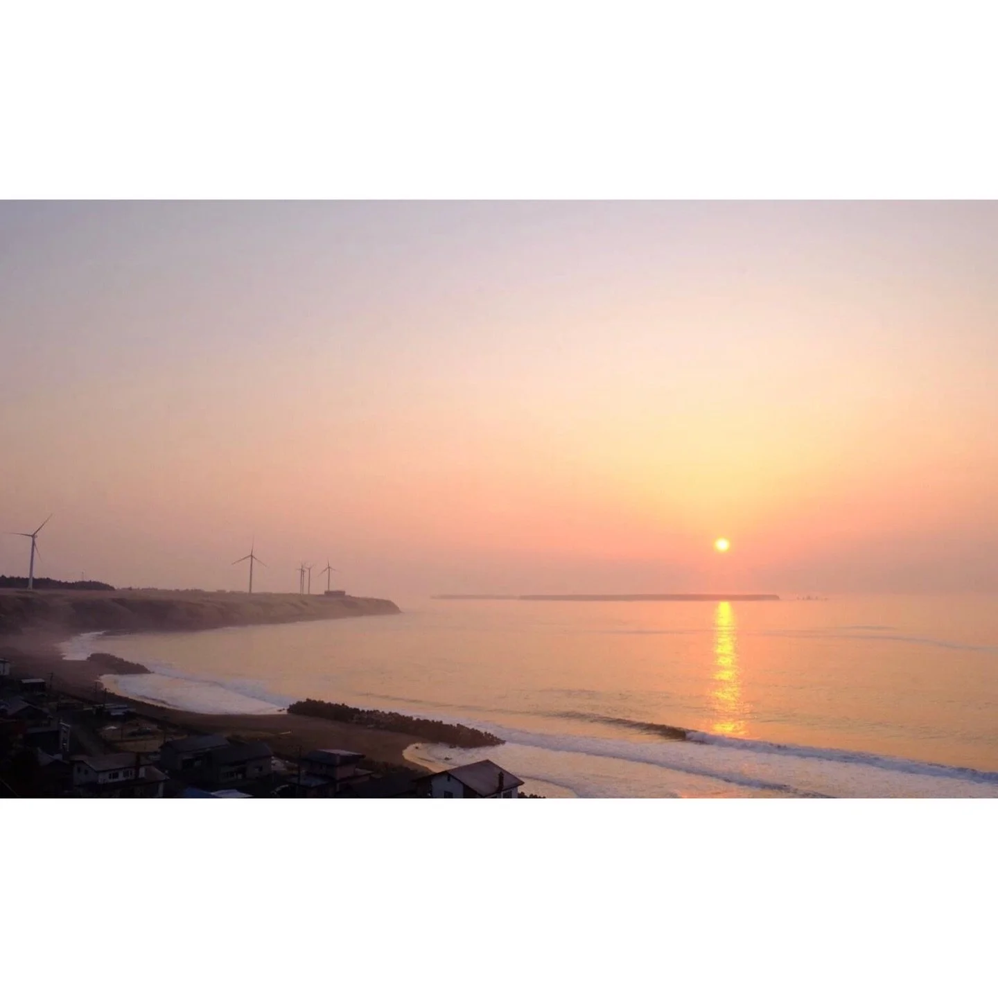 𝐓𝐨𝐝𝐚𝐲 𝐘𝐮𝐫𝐮𝐫𝐢
2026/03/30

Nemuro, Hokkaido, Japan
Photo by Mori Yasuko / Fisherman
Directed by Okada Atsushi

◇ 写真展「ユルリ島の馬」
9月18日（金）- 9月23日（水）
富士フイルムフォトサロン 札幌

10月30日（金）- 11月12日（木）
富士フイルムフォトサロン 大阪

&ndash;

◇ JRA賞馬事文化賞受賞作
書籍『エピタフ 幻の島、ユルリの光跡