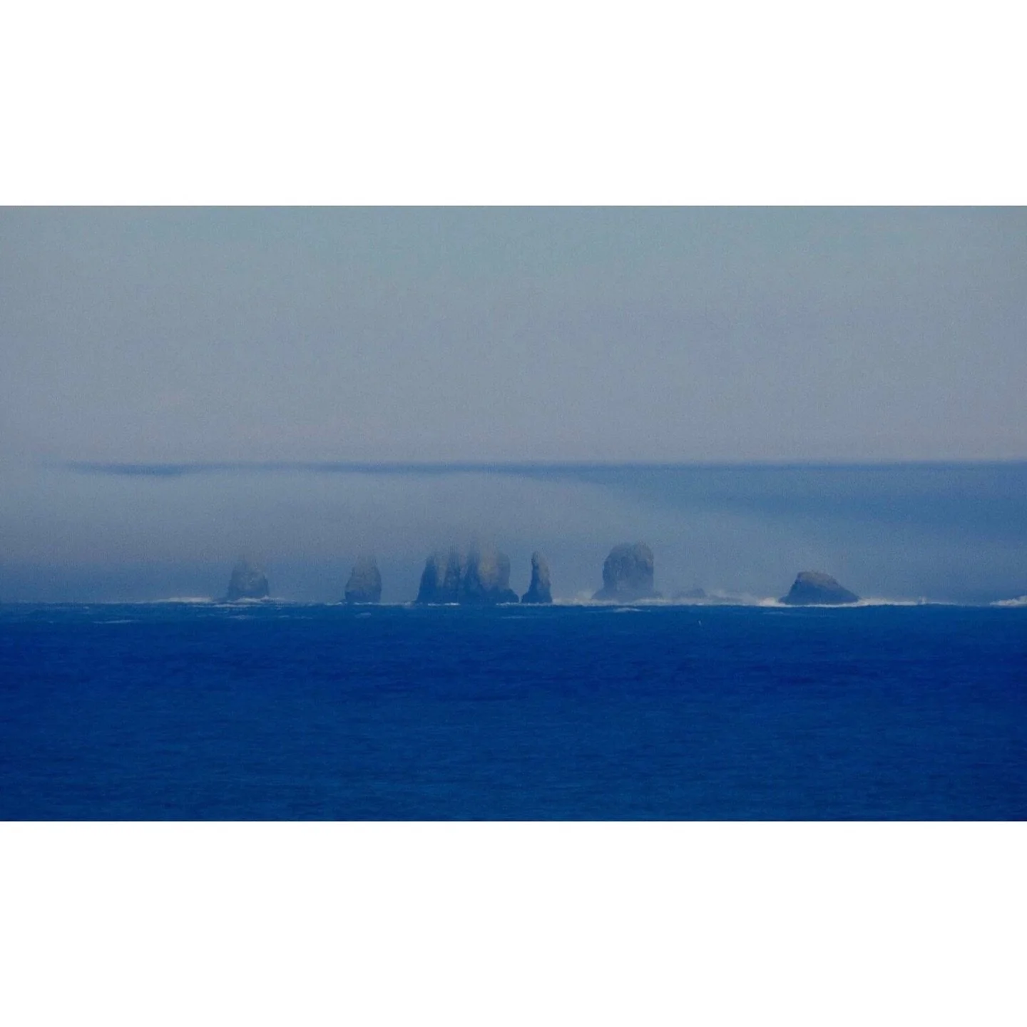 𝐓𝐨𝐝𝐚𝐲 𝐘𝐮𝐫𝐮𝐫𝐢
2026/04/05

Nemuro, Hokkaido, Japan
Photo by Mori Yasuko / Fisherman
Directed by Okada Atsushi

◇ 写真展「ユルリ島の馬」
9月18日（金）- 9月23日（水）
富士フイルムフォトサロン 札幌

10月30日（金）- 11月12日（木）
富士フイルムフォトサロン 大阪

&ndash;

◇ JRA賞馬事文化賞受賞作
書籍『エピタフ 幻の島、ユルリの光跡