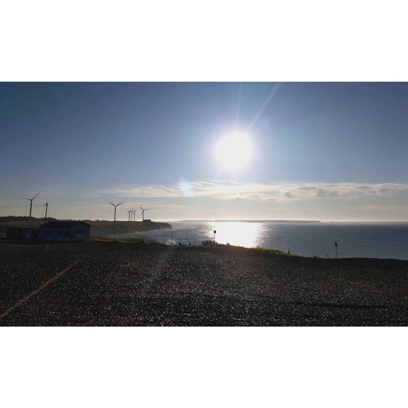 𝐓𝐨𝐝𝐚𝐲 𝐘𝐮𝐫𝐮𝐫𝐢
2026/05/10

Nemuro, Hokkaido, Japan
Photo by Mori Yasuko / Fisherman
Directed by Okada Atsushi

◇ 写真展「ユルリ島の馬」
9月18日（金）- 9月23日（水）
富士フイルムフォトサロン 札幌

10月30日（金）- 11月12日（木）
富士フイルムフォトサロン 大阪

&ndash;

◇ JRA賞馬事文化賞受賞作
書籍『エピタフ 幻の島、ユルリの光跡