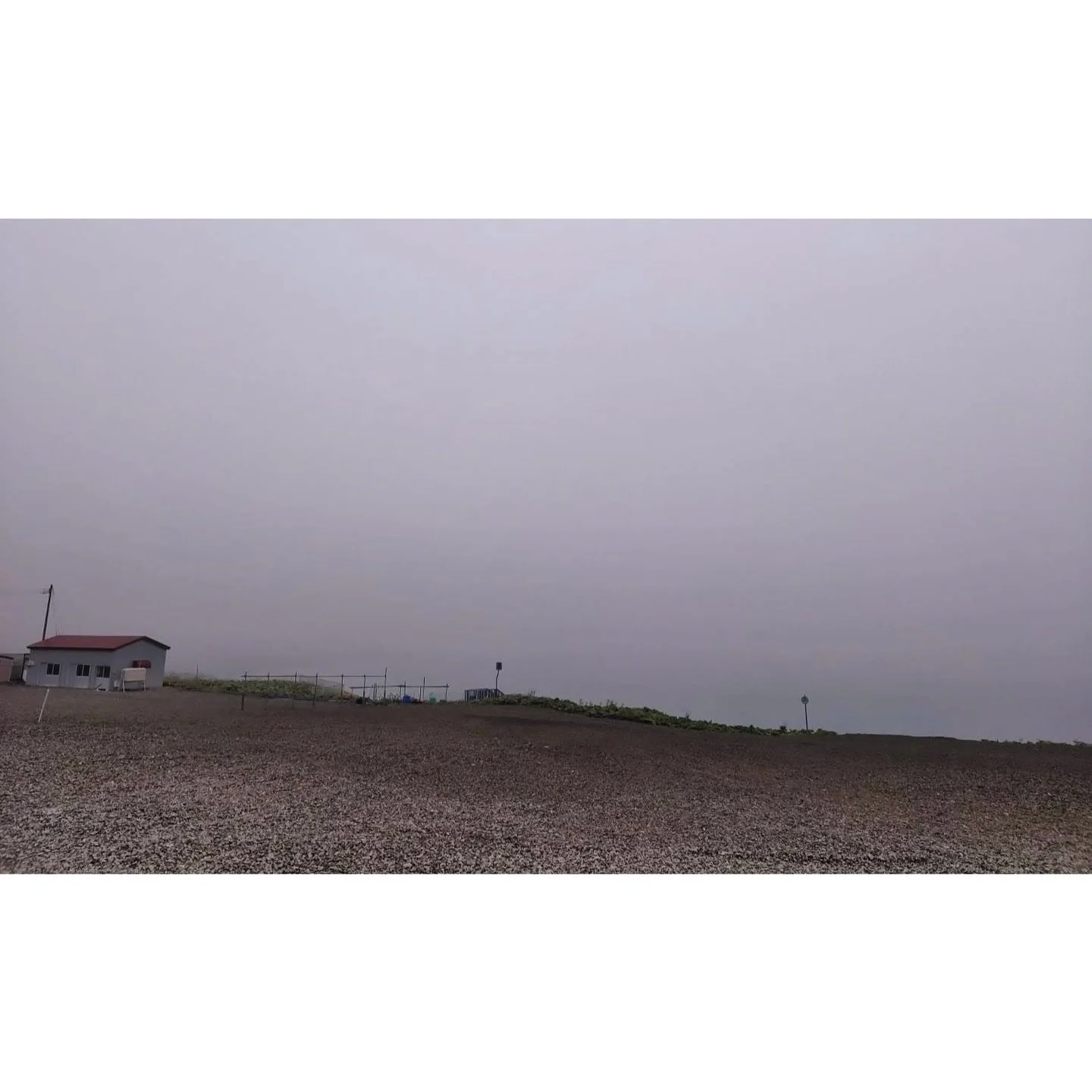 𝐓𝐨𝐝𝐚𝐲 𝐘𝐮𝐫𝐮𝐫𝐢
2026/05/18

Nemuro, Hokkaido, Japan
Photo by Mori Yasuko / Fisherman
Directed by Okada Atsushi

◇ 写真展「ユルリ島の馬」
9月18日（金）- 9月23日（水）
富士フイルムフォトサロン 札幌

10月30日（金）- 11月12日（木）
富士フイルムフォトサロン 大阪

&ndash;

◇ JRA賞馬事文化賞受賞作
書籍『エピタフ 幻の島、ユルリの光跡
