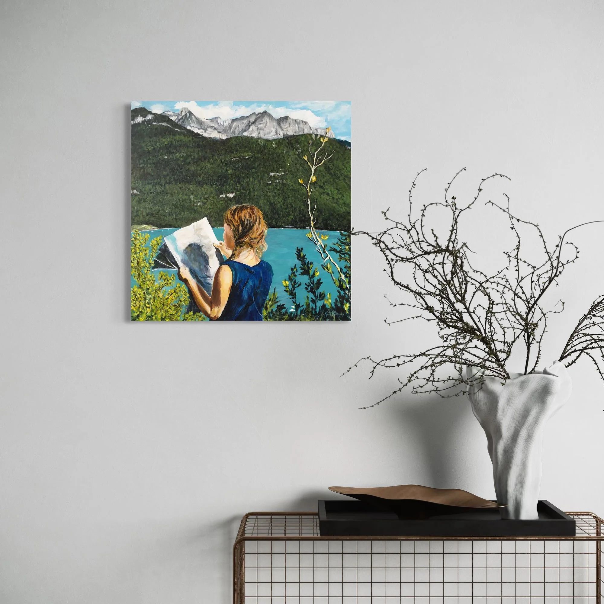 La Randonneuse, le Lac et les Montagnes de Camille Rouschmeyer présentée sur un mur clair dans un intérieur contemporain