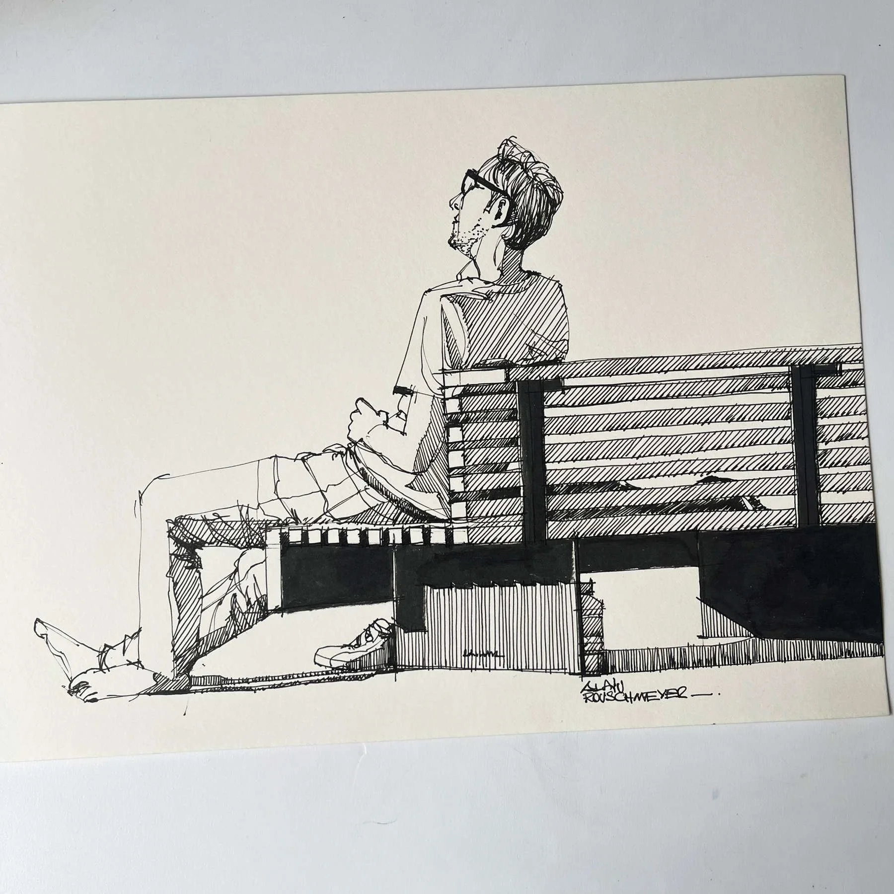 Pause urbaine-une place, un banc, un homme assis et détendu... un croquis par Alain Rouschmeyer-photo.jpg