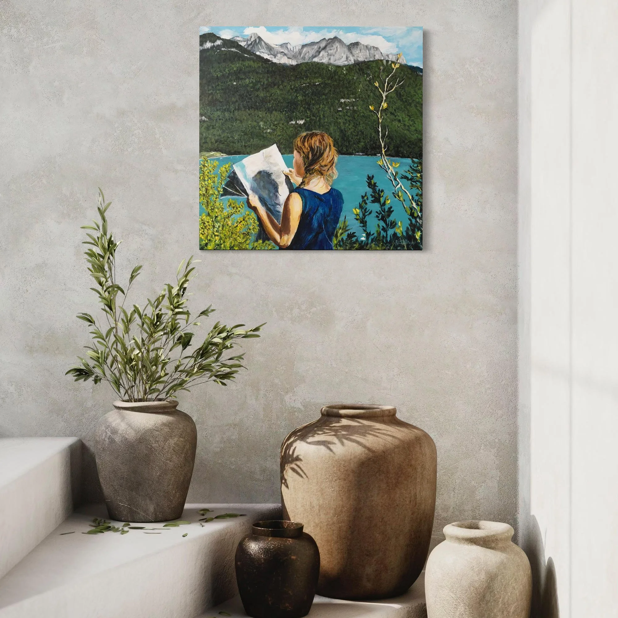Peinture du lac d’Annecy de Camille Rouschmeyer installée dans un intérieur aux matières naturelles