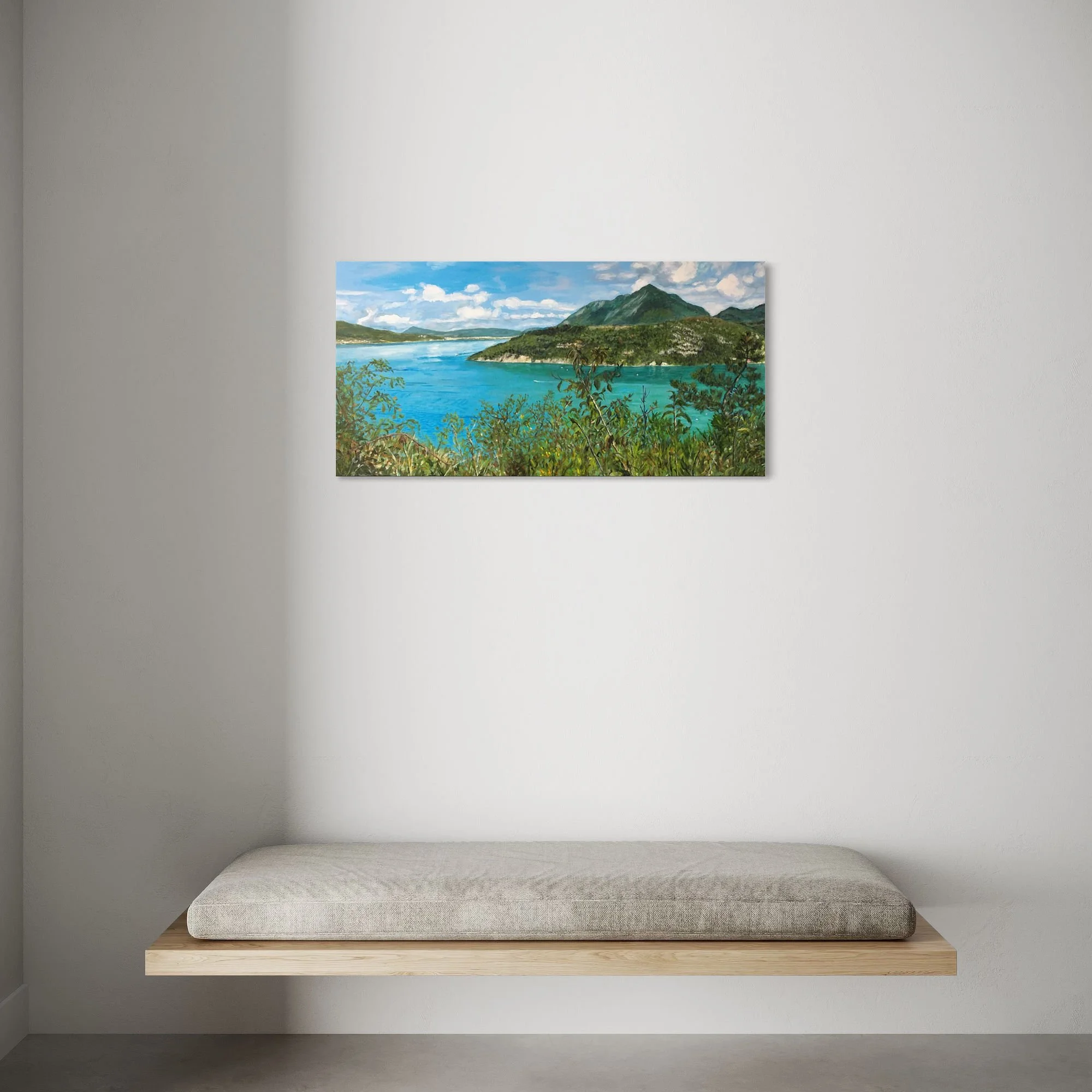 Peinture du lac d’Annecy de Camille Rouschmeyer installée au-dessus d’un meuble bas