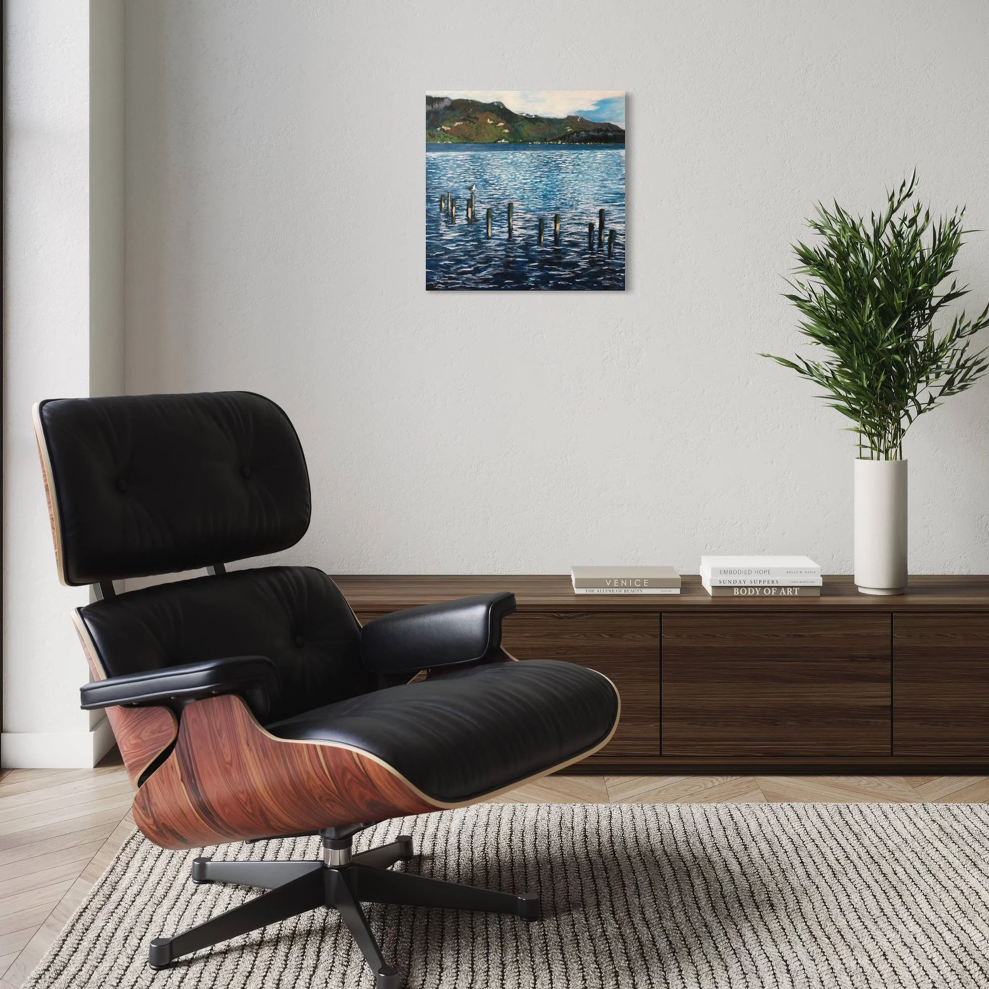 Peinture du lac d’Annecy de Camille Rouschmeyer installée dans un intérieur aux matières naturelles